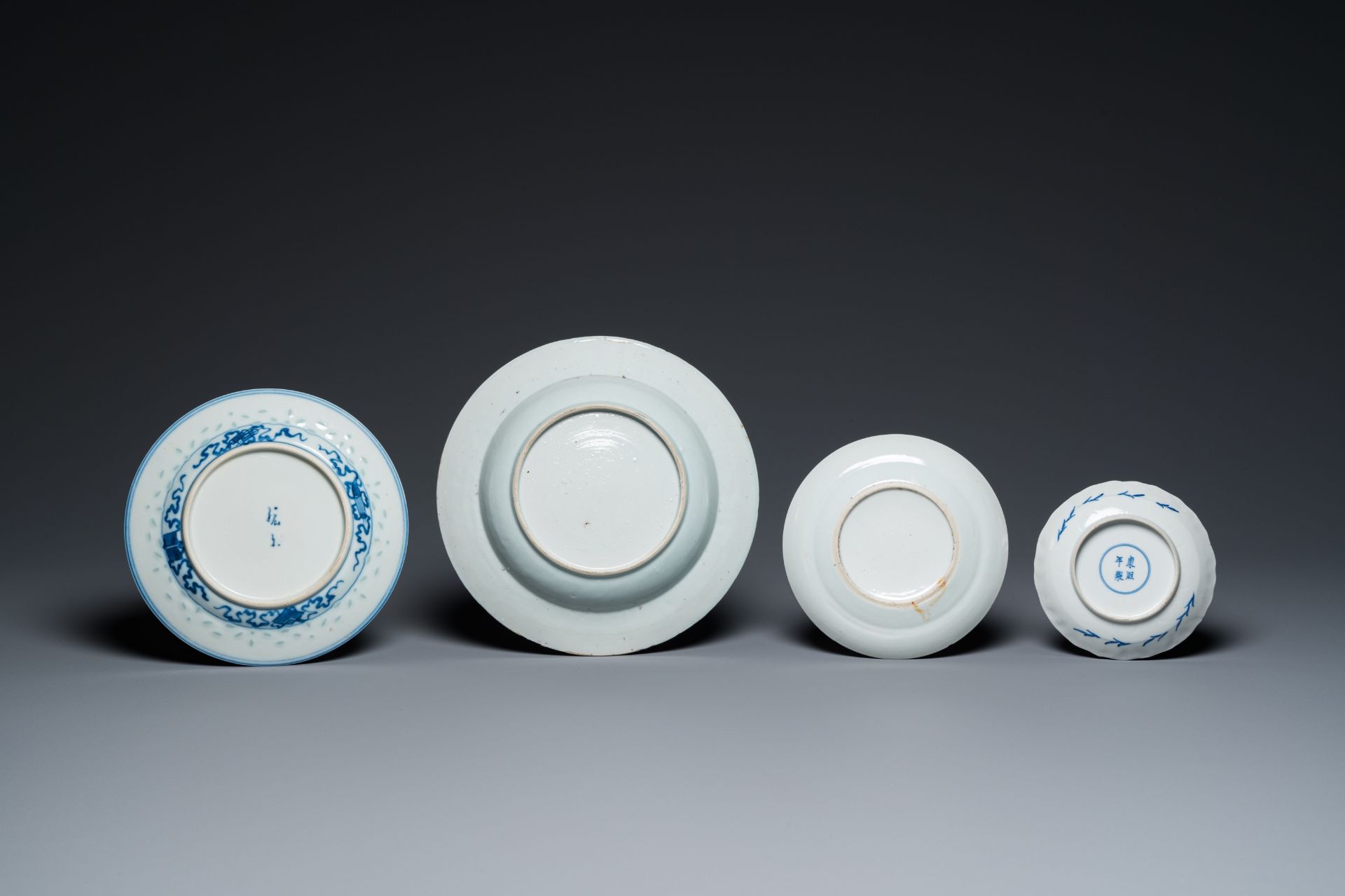 A varied collection of Chinese blue, white and famille rose porcelain, Yongzheng and later - Bild 5 aus 13