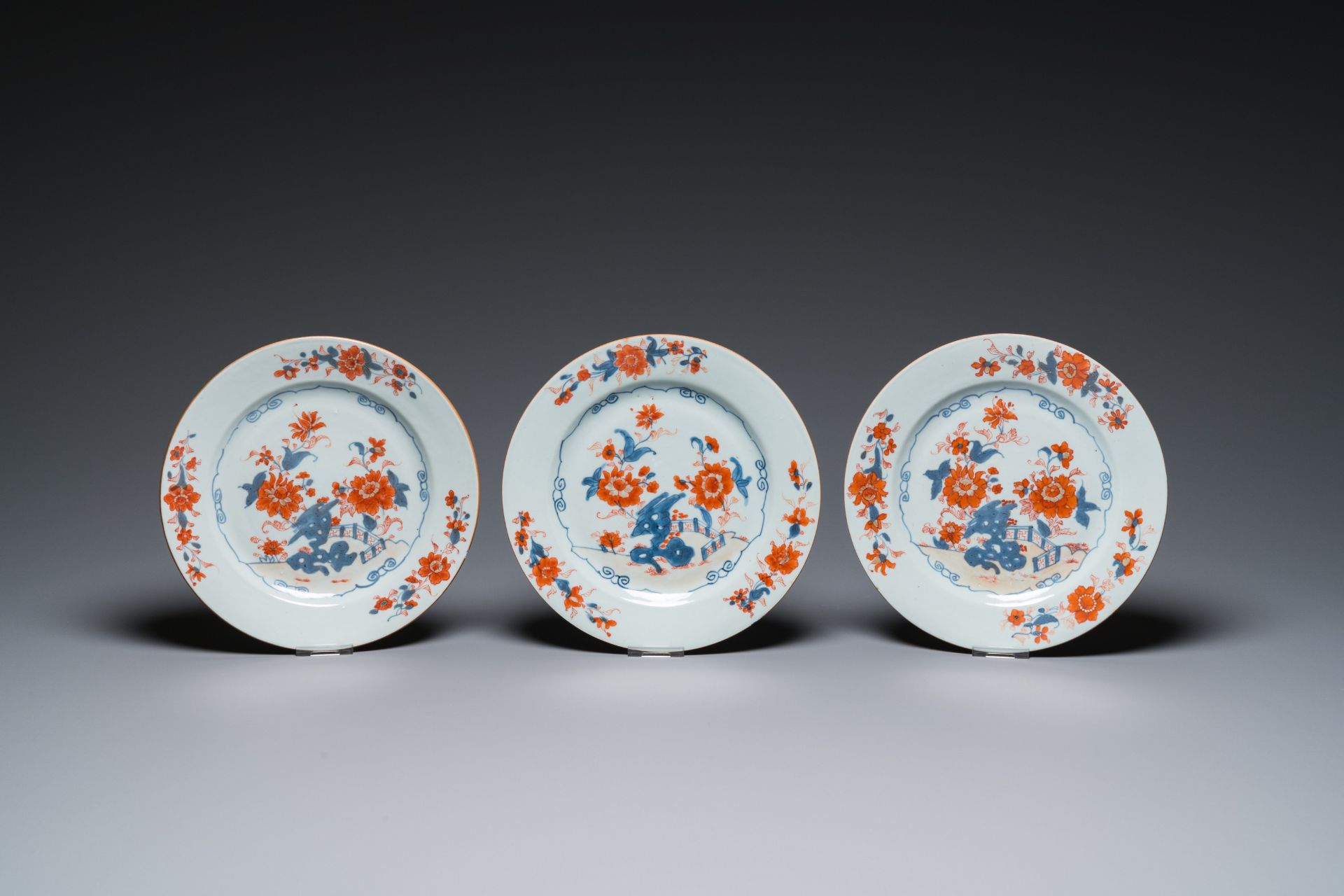 Eleven Chinese famille rose and Imari-style plates and a teapot with cover, Kangxi/Qianlong - Image 4 of 13