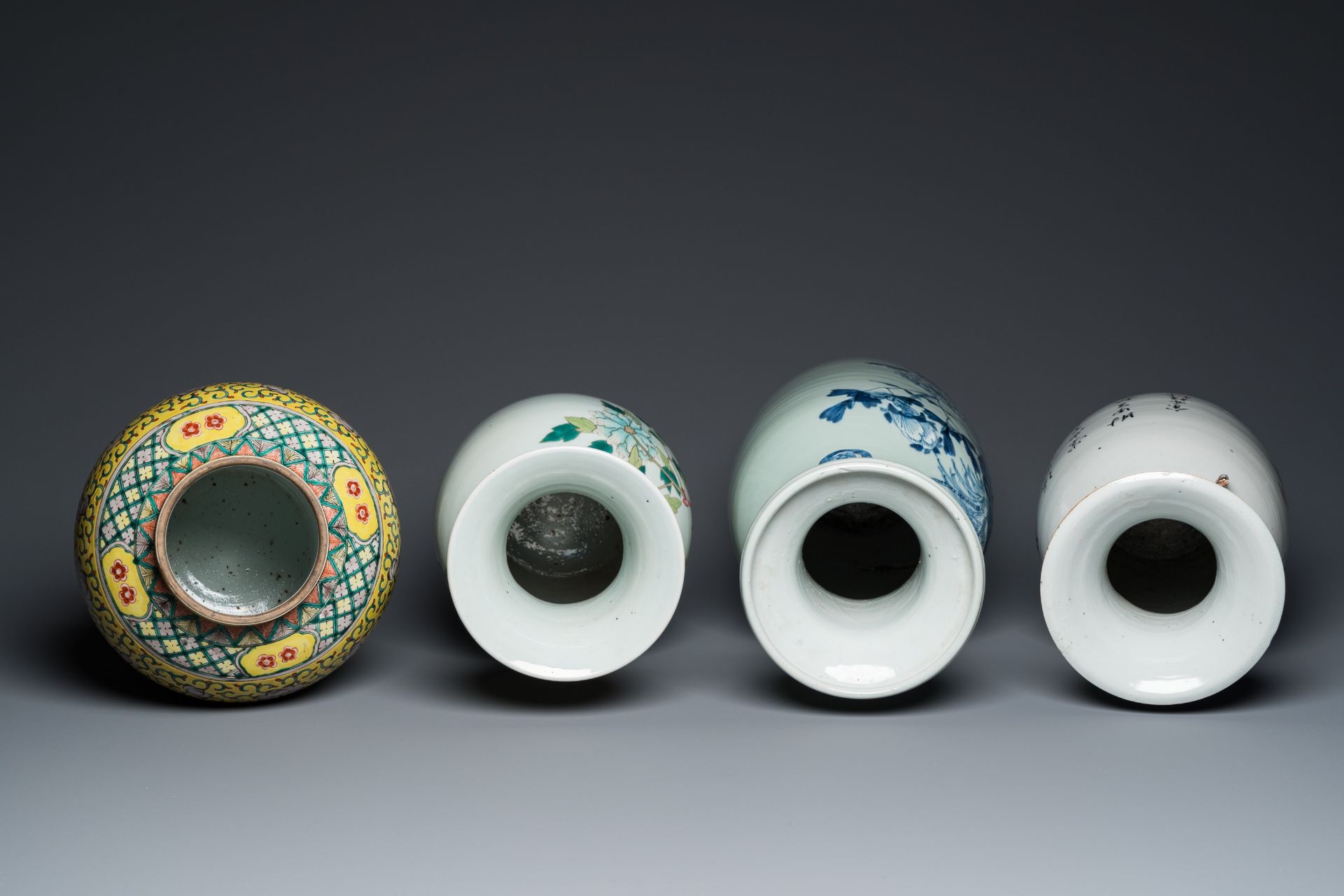 Four Chinese famille rose and celadon-ground vases, 19/20th C. - Bild 6 aus 7