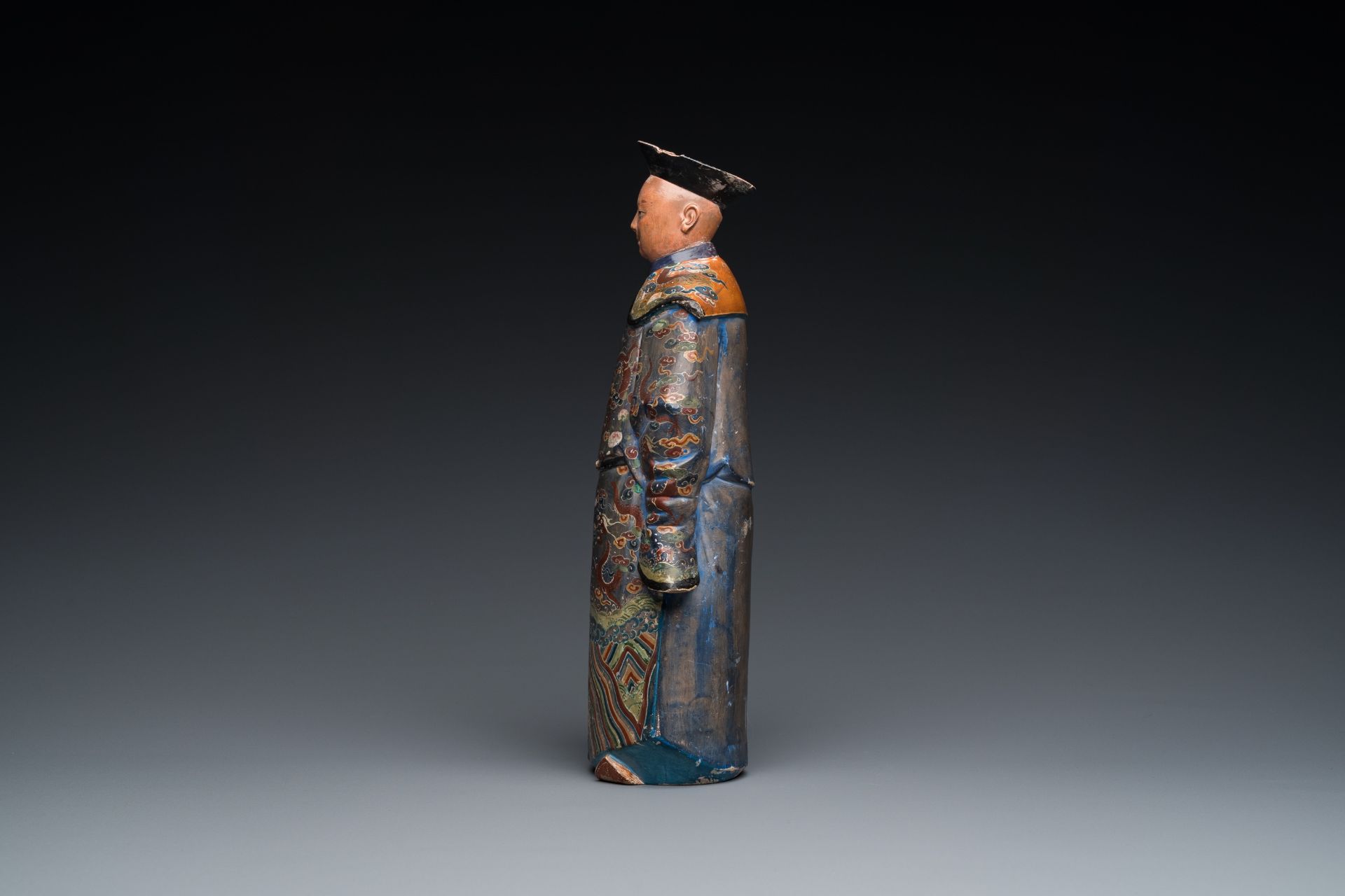 A Chinese painted terracotta figure of a mandarin, Canton, 19th C. - Image 3 of 8