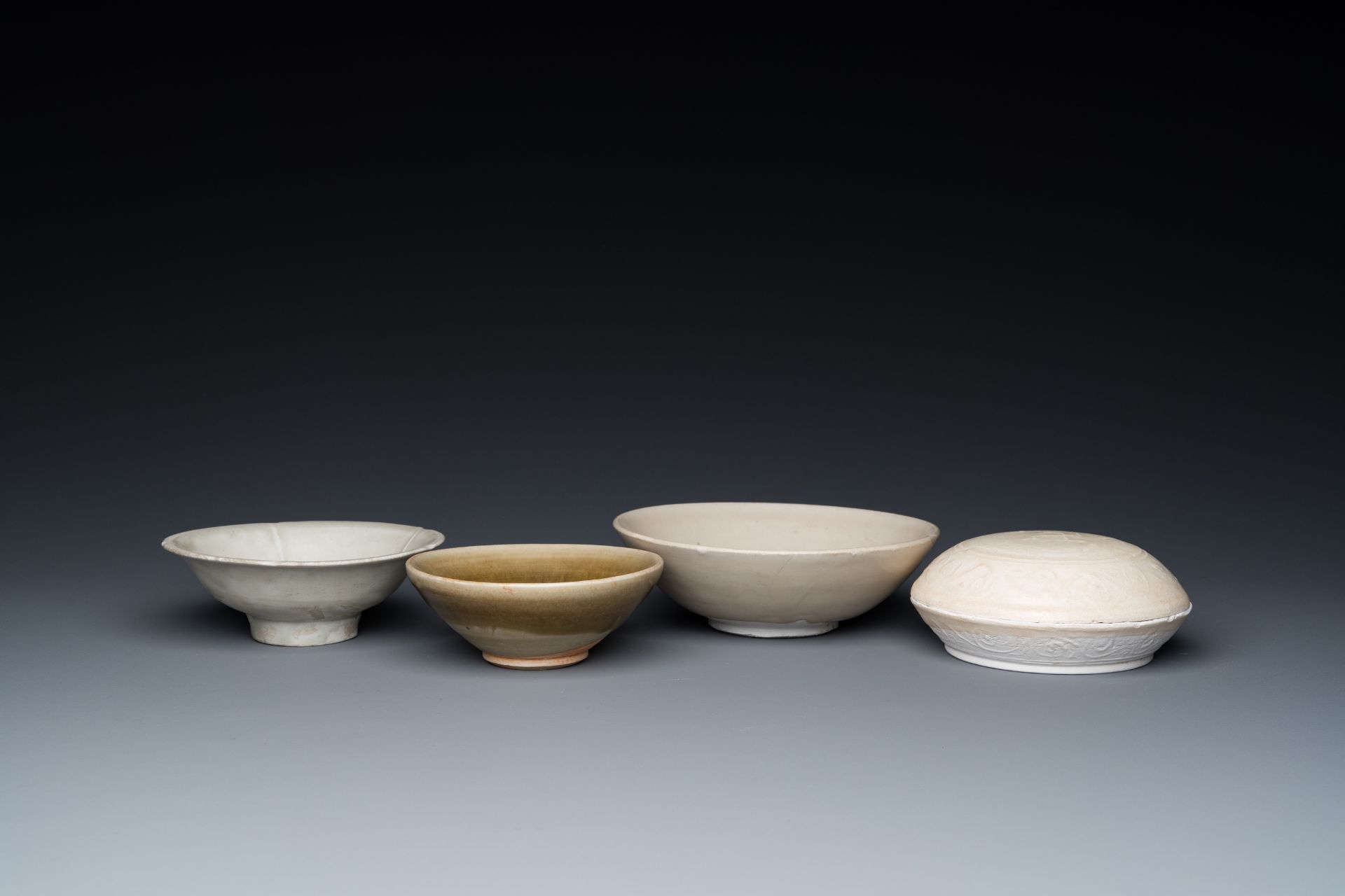 Three Chinese celadon- and qingbai-glazed bowls and a cream-glazed box and cover, Song and later - Image 2 of 8