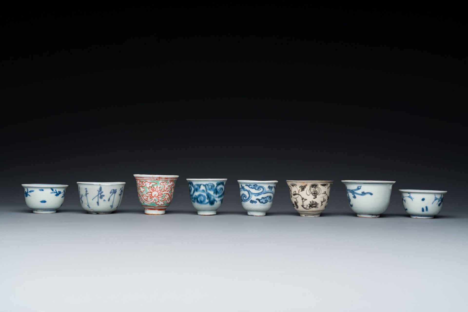 Eight Chinese mostly blue and white wine and tea cups, Ming - Bild 4 aus 8