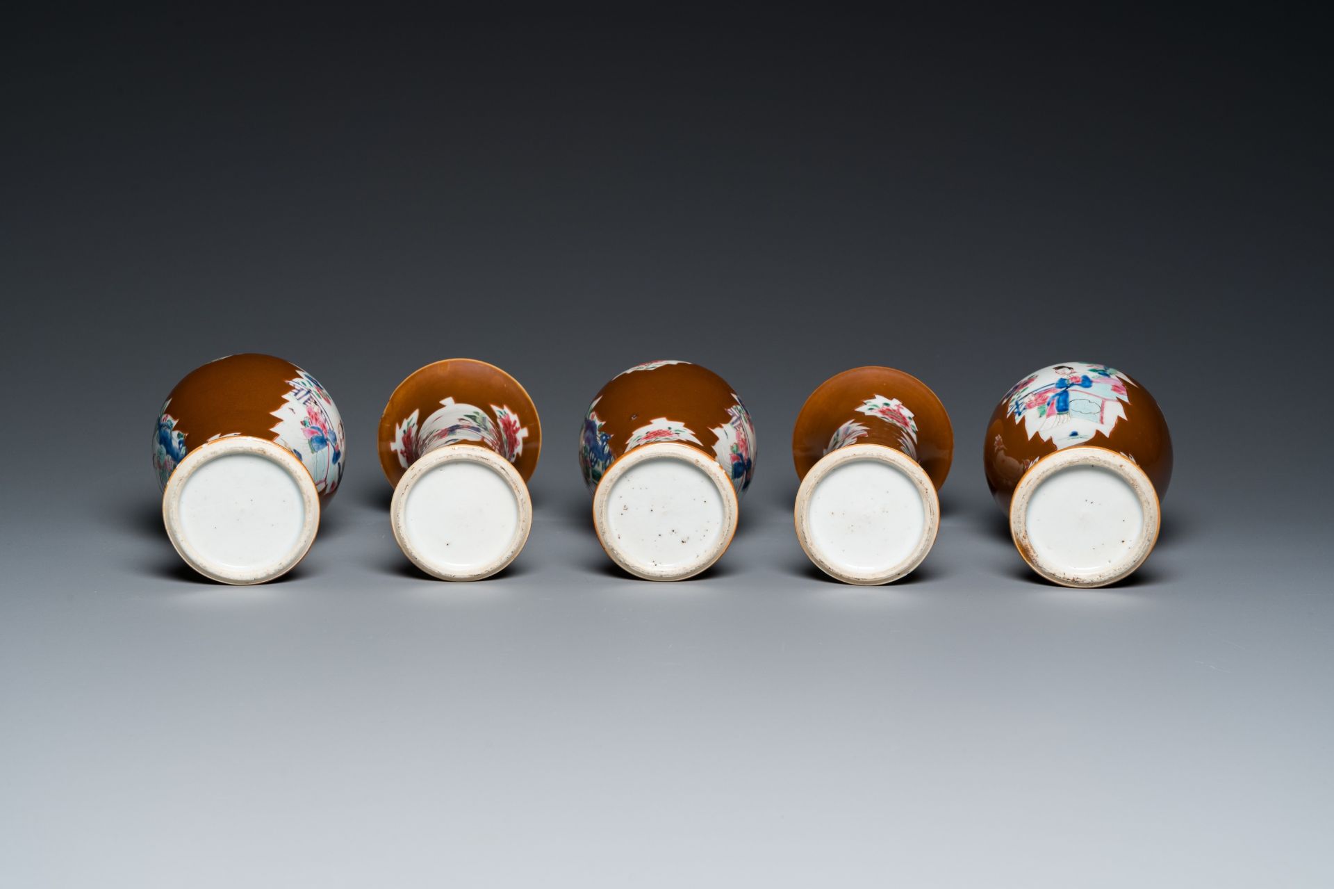 A Chinese capucin-brown-ground famille rose garniture of five vases with 'Xi Xiang Ji' design, Yongz - Bild 6 aus 8