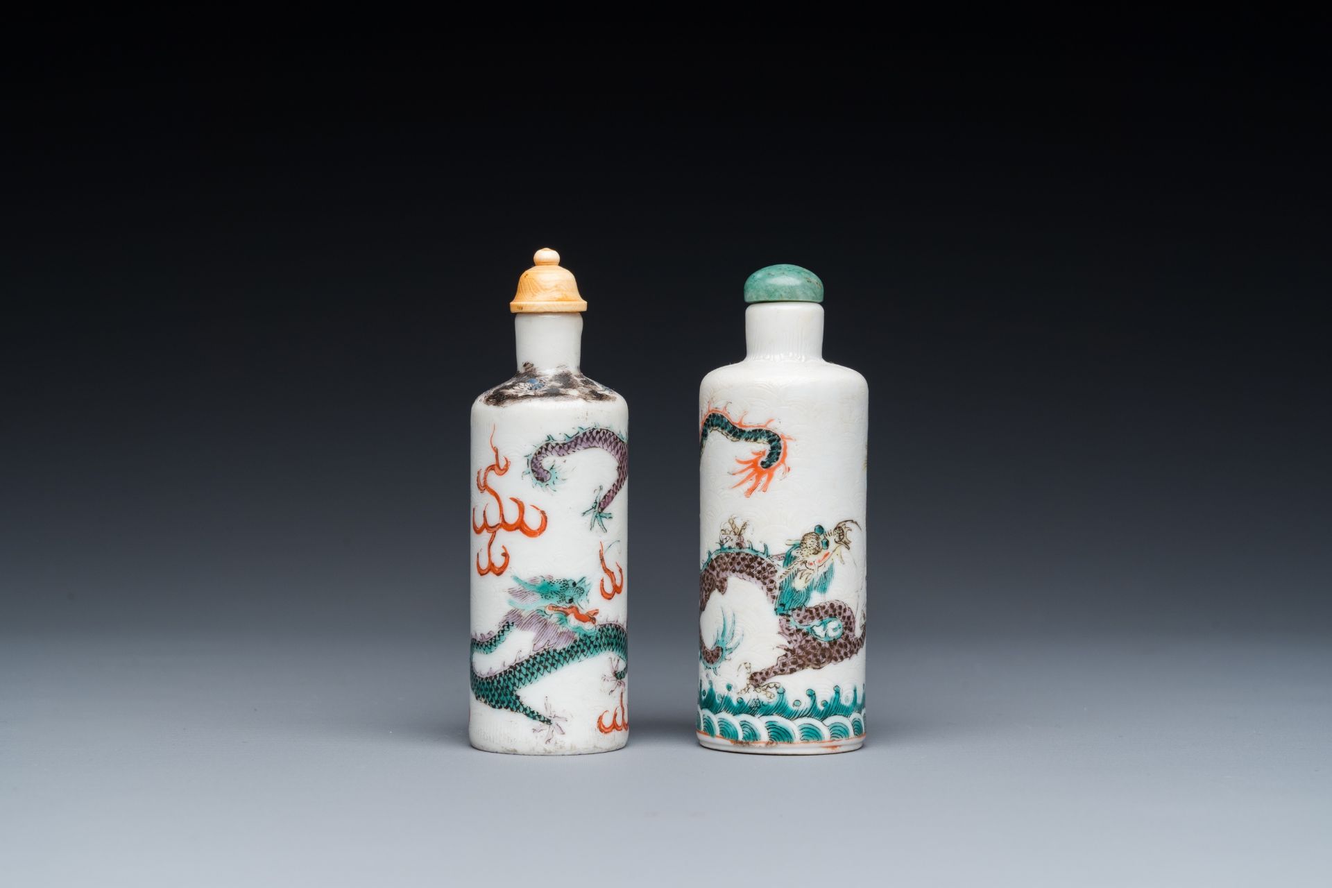 Two Chinese famille verte 'dragons' snuff bottles, 19th C. - Image 2 of 7