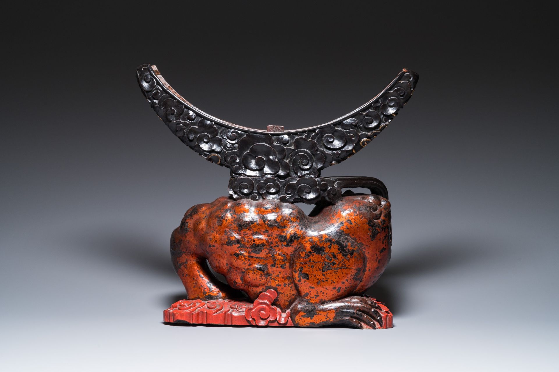 A large Chinese lacquered wooden stand in the shape of a three-legged toad, Ming - Bild 3 aus 7