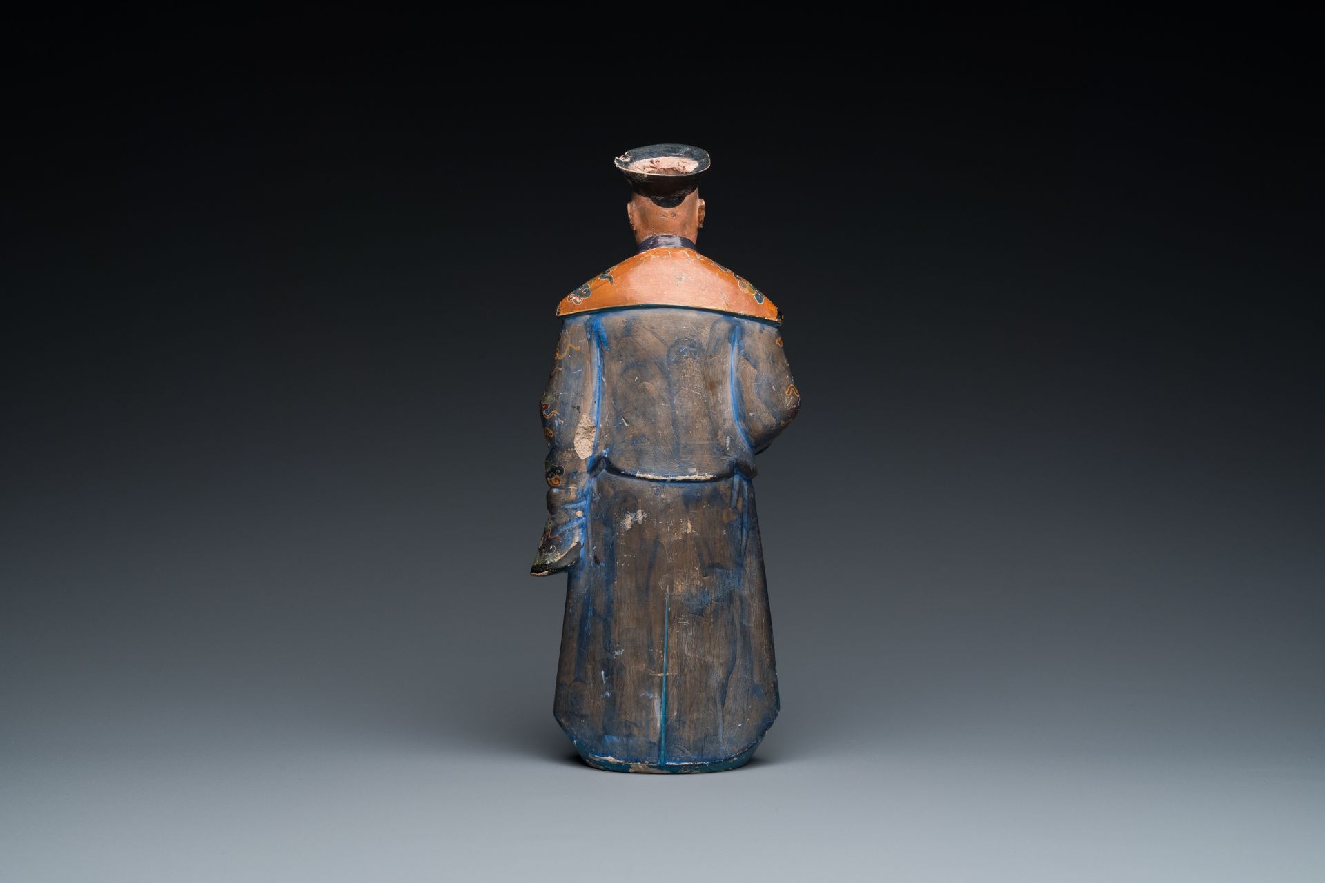 A Chinese painted terracotta figure of a mandarin, Canton, 19th C. - Image 4 of 8