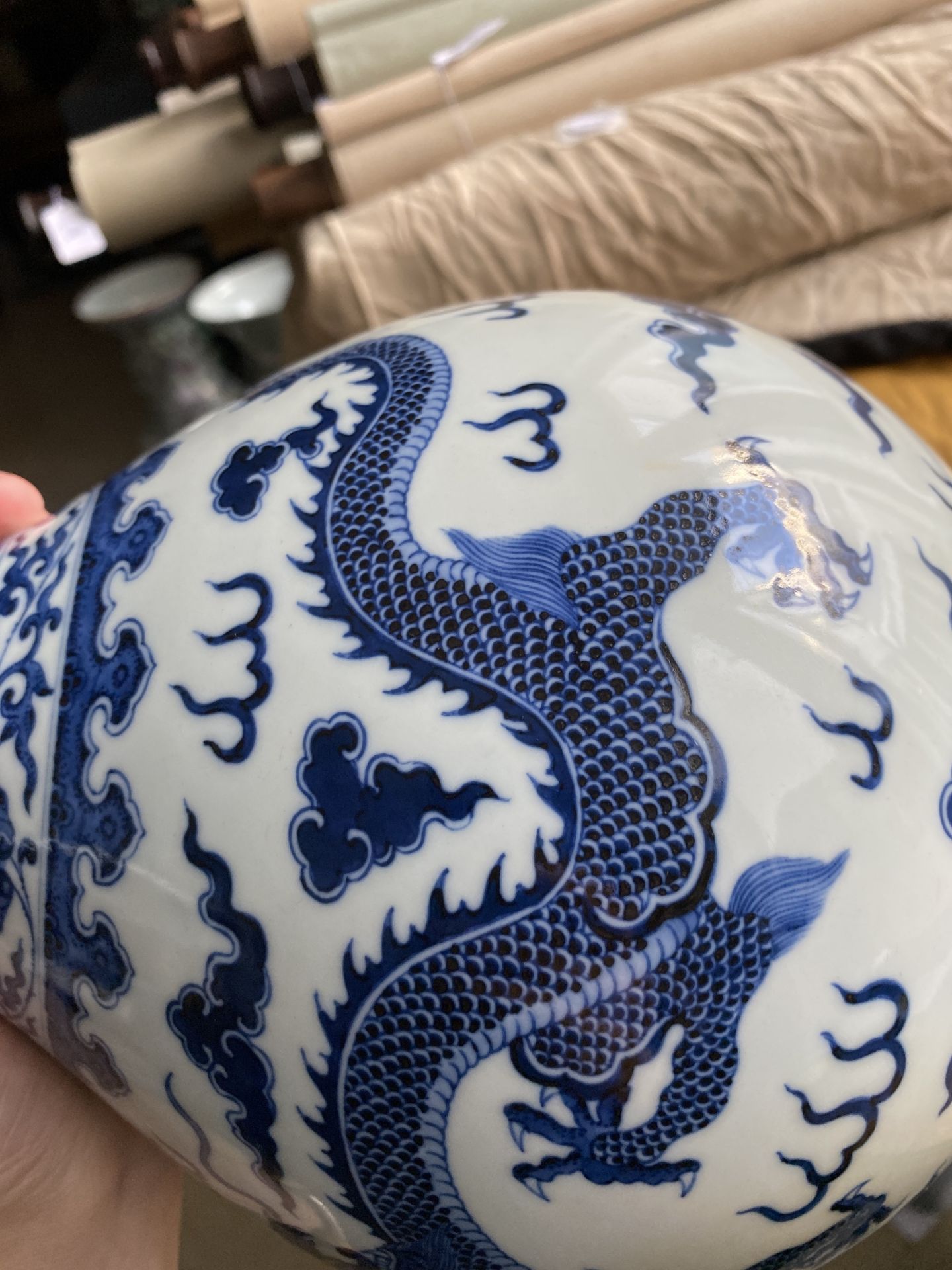 A Chinese blue and white 'yuhuchunping' 'dragon' vase on wooden stand, Qianlong mark, 19/20th C. - Bild 27 aus 27