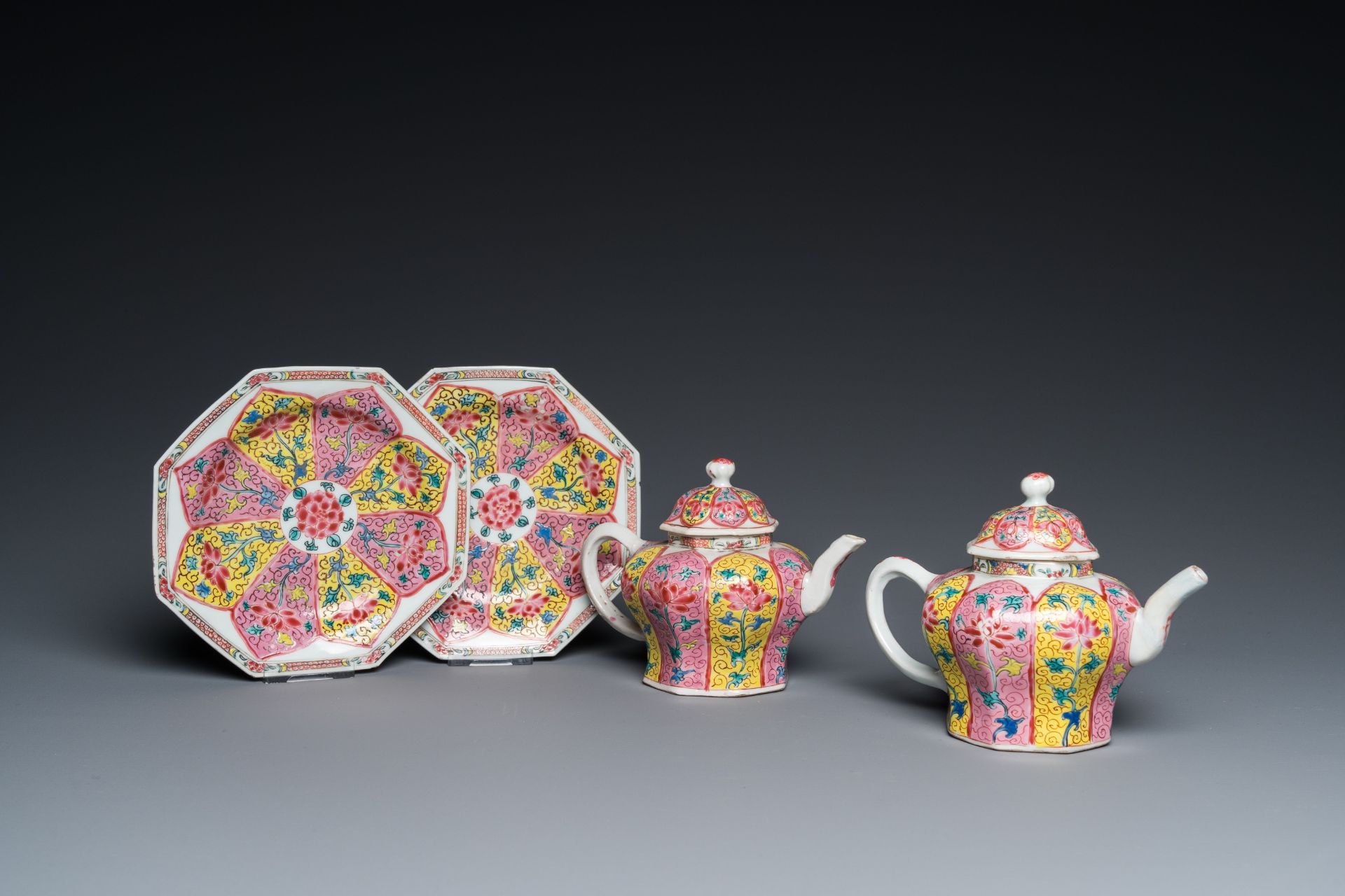 A pair of Chinese octagonal famille rose teapots on stands, Yongzheng - Bild 11 aus 11