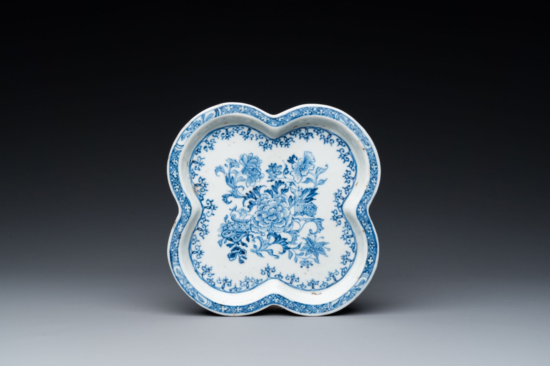 A rare Chinese blue and white set of two jugs and two casters on stand, Qianlong - Image 9 of 10