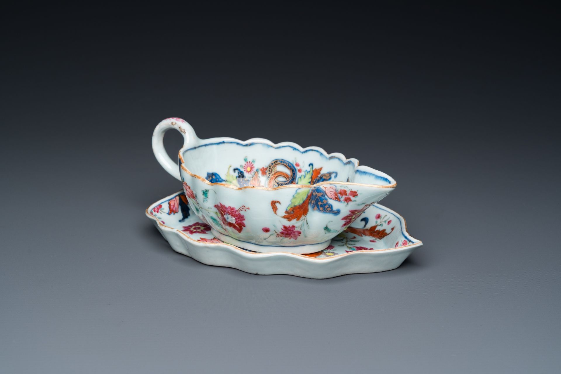 A Chinese famille rose 'pseudo-tobacco leaf' sauce boat on stand, Qianlong - Bild 2 aus 10