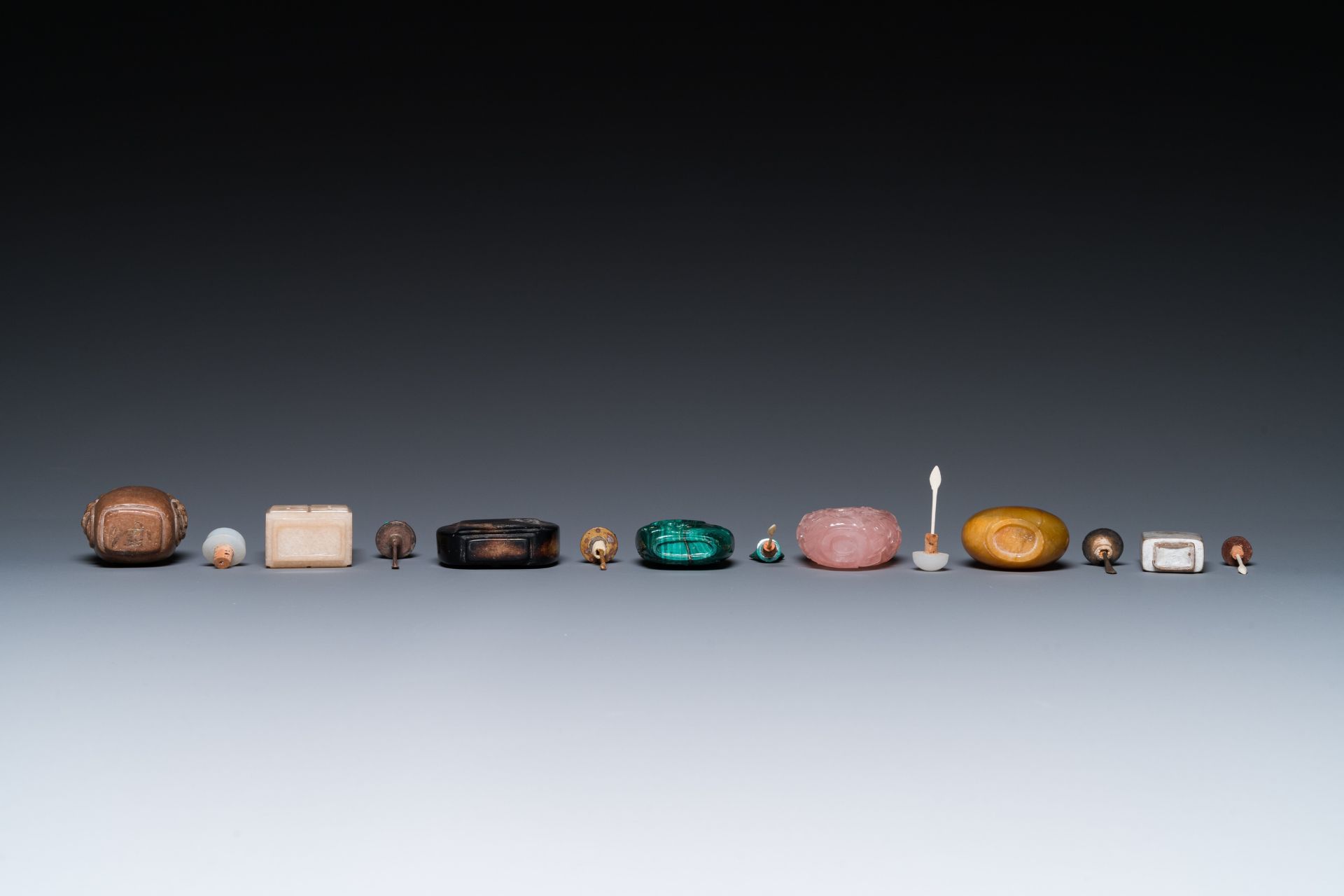 15 Chinese hardstone, glass and walnut snuff bottles, 19/20th C. - Image 7 of 15