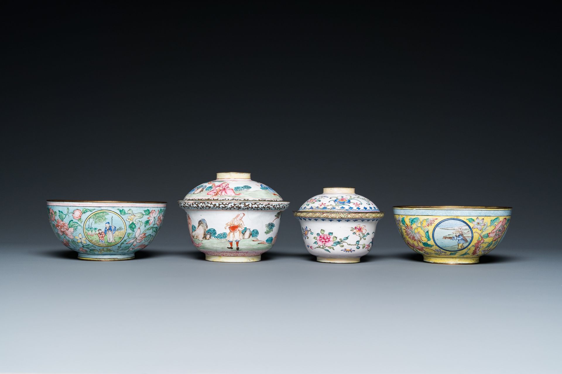 Two Chinese Canton enamel covered bowls on stands and two bowls, 18/19th C. - Bild 6 aus 9