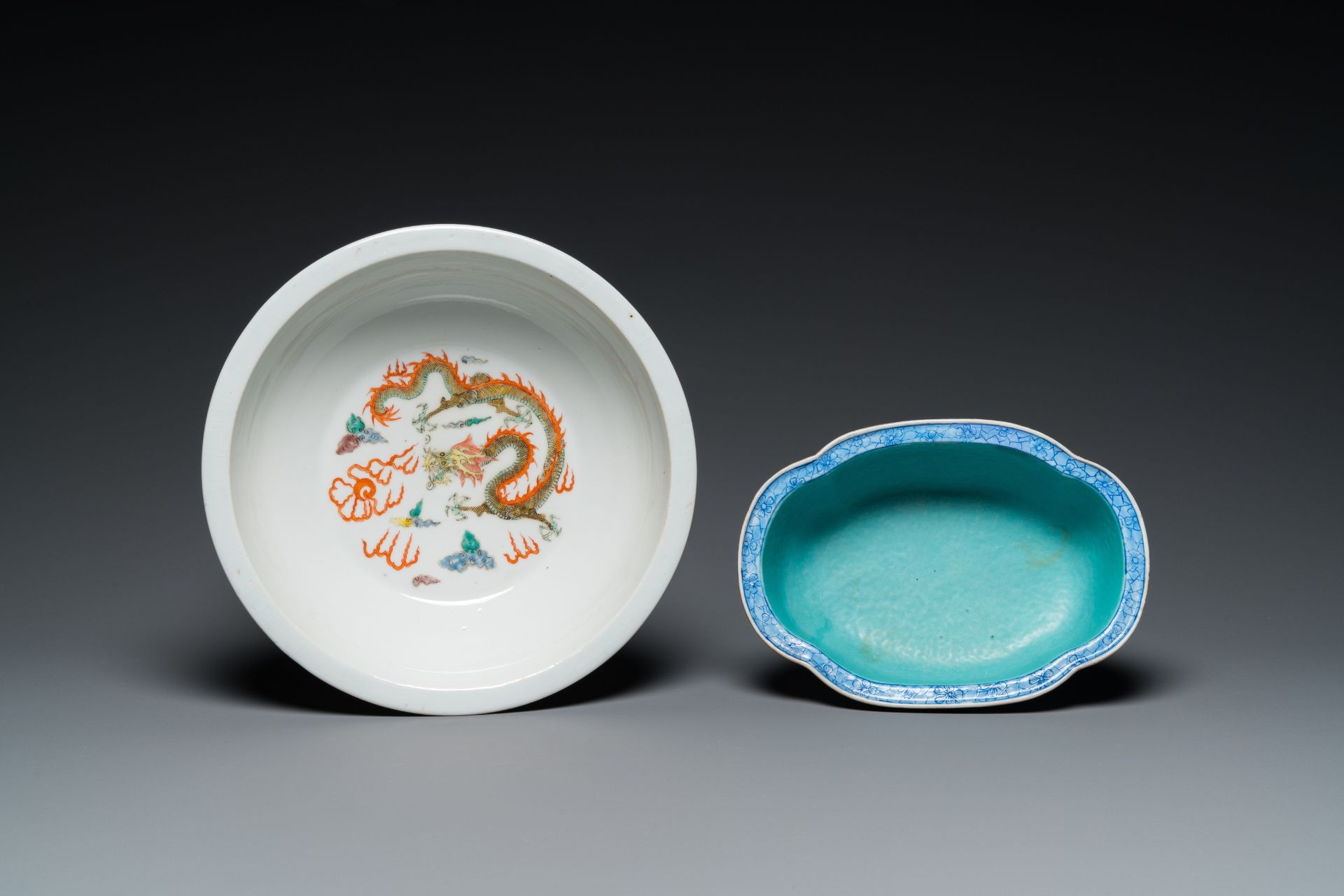 Two Chinese famille rose 'dragon' bowls and a vase with floral design, 19/20th C. - Image 12 of 13