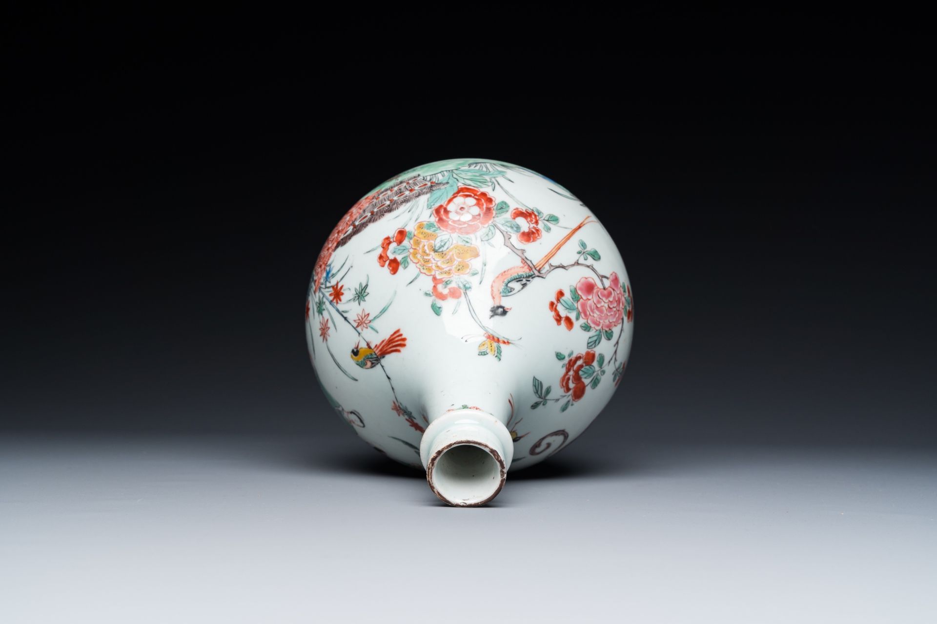 A Dutch-decorated Japanese Arita bottle with Kakiemon-style decoration, Edo, 17/18th C. - Image 5 of 6