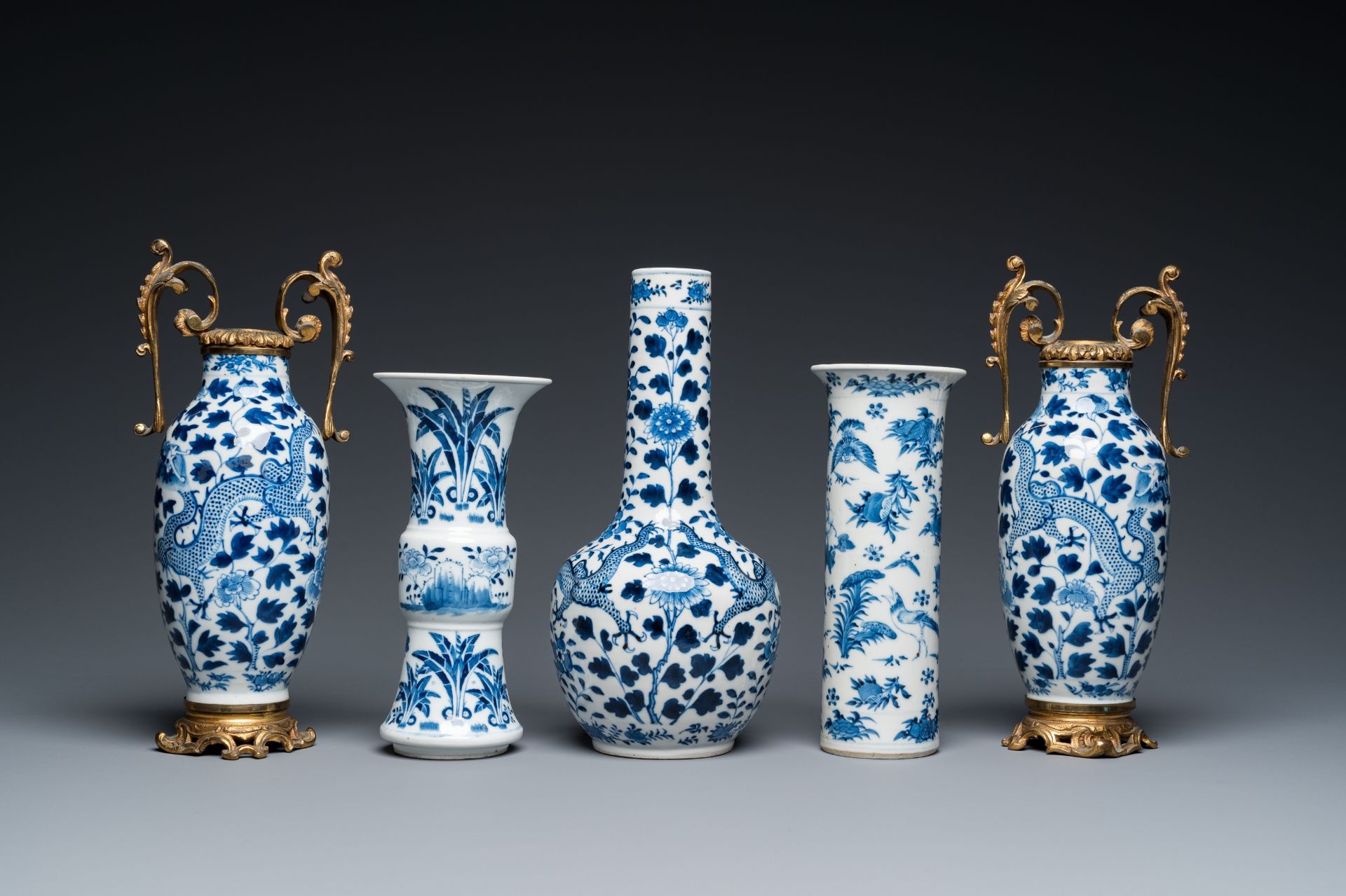 Five Chinese blue and white vases, 19th C. - Bild 4 aus 7