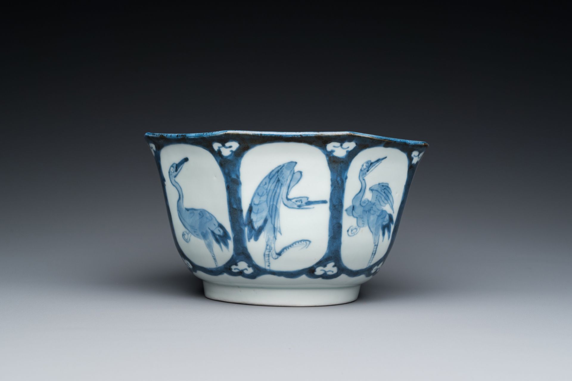 A Japanese octagonal blue and white 'cranes' bowl, 18th C. - Image 2 of 7