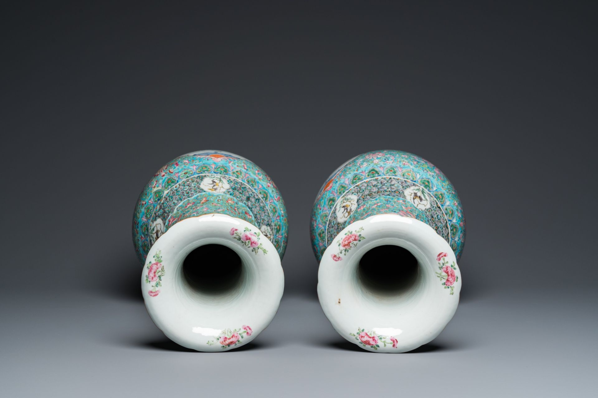 A pair of Chinese turquoise-ground famille rose vases, 19th C. - Image 5 of 6