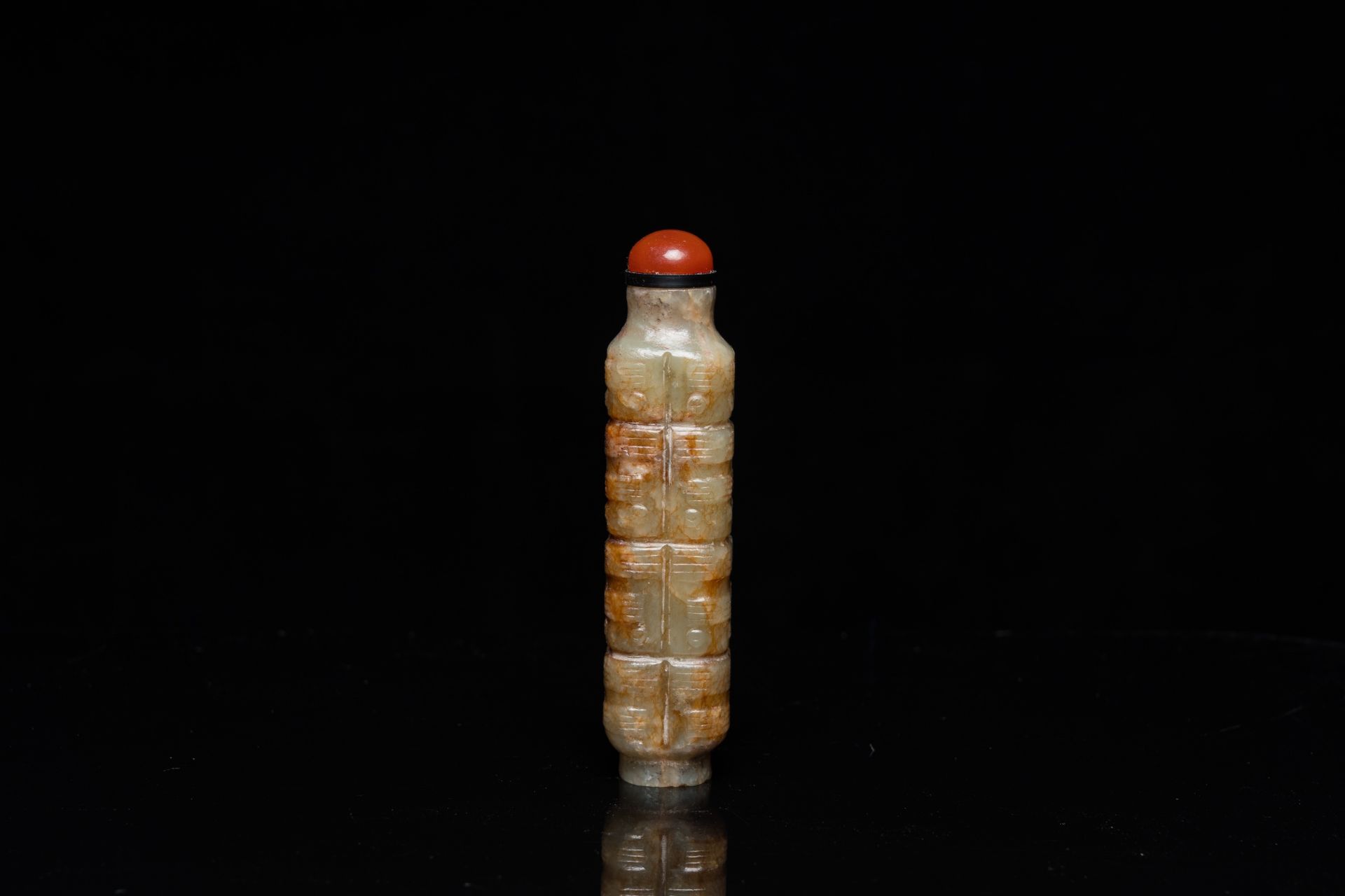 A Chinese celadon and russet jade 'cong' snuff bottle, probably Qing - Bild 2 aus 7