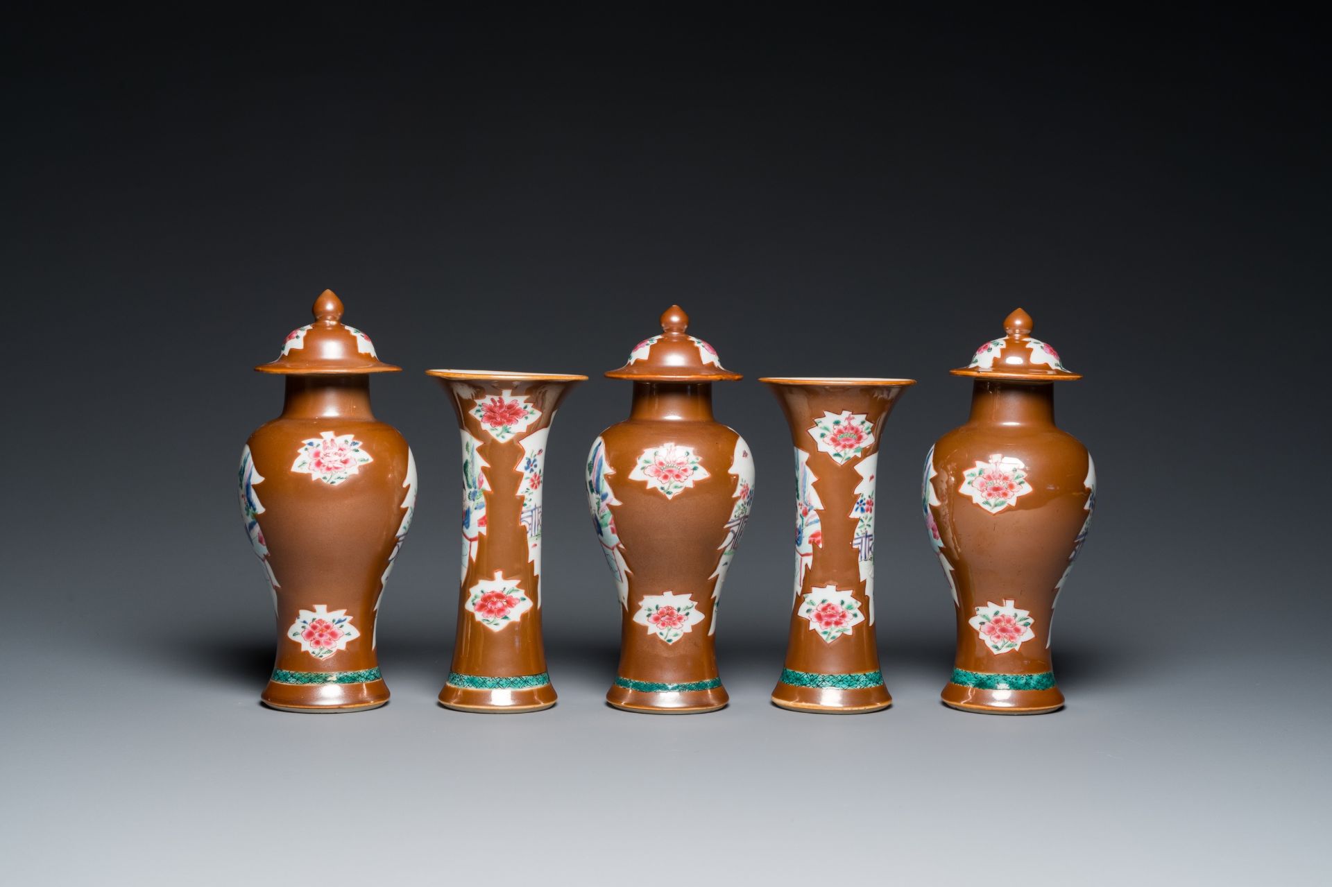 A Chinese capucin-brown-ground famille rose garniture of five vases with 'Xi Xiang Ji' design, Yongz - Bild 4 aus 8