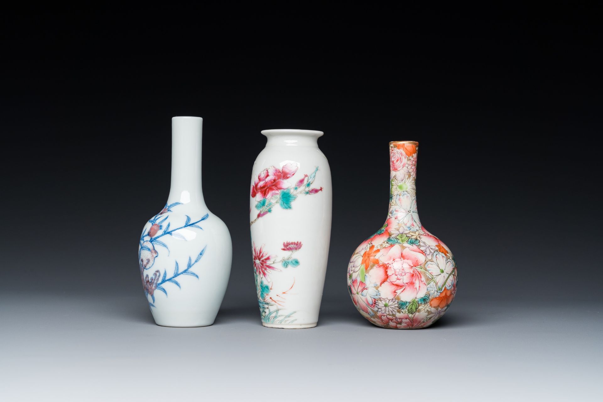 Three Chinese famille rose and blue, white and copper-red vases, 19/20th C. - Bild 3 aus 7