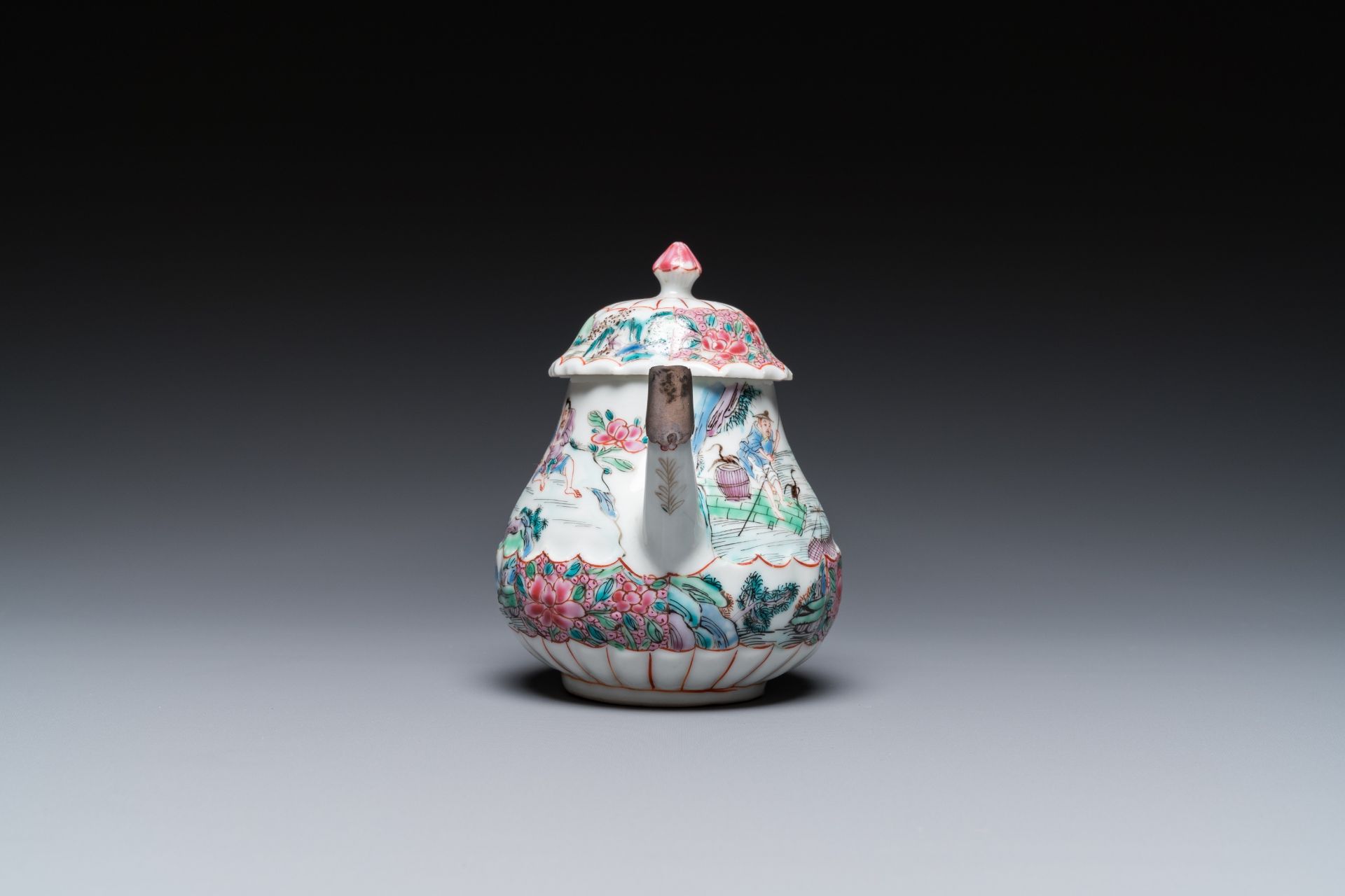 A Chinese famille rose 'fishermen' teapot and cover, Yongzheng - Bild 3 aus 7