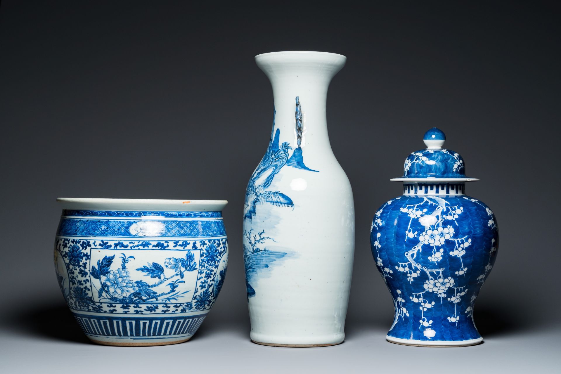 A Chinese blue and white 'landscape' vase, a covered vase and a jardiniere, 19th C. - Image 3 of 9