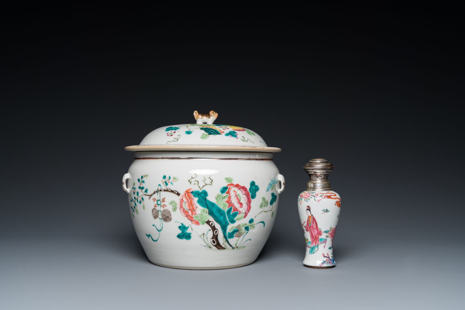 A Chinese silver-mounted famille rose vase and a covered bowl, 19th C. - Bild 2 aus 7