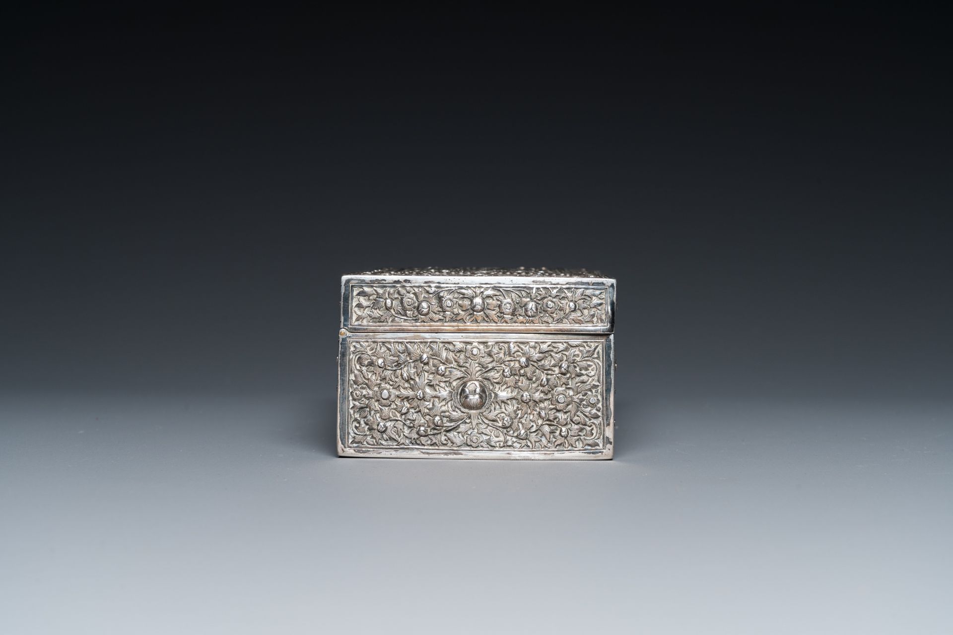 A rectangular Thai silver box, 19/20th C. - Image 5 of 8