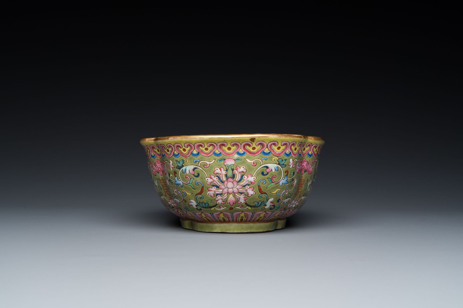 A Chinese famille rose olive-green-ground bowl, Daoguang mark and of the period - Bild 3 aus 9