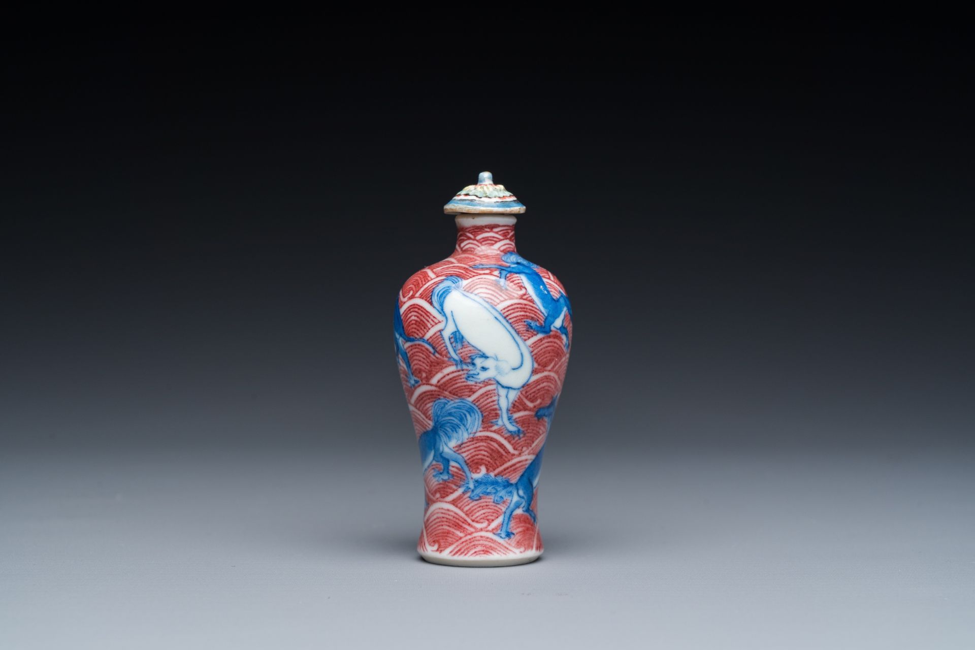 A Chinese blue, white and copper-red 'dogs' snuff bottle, 19th C. - Image 4 of 6