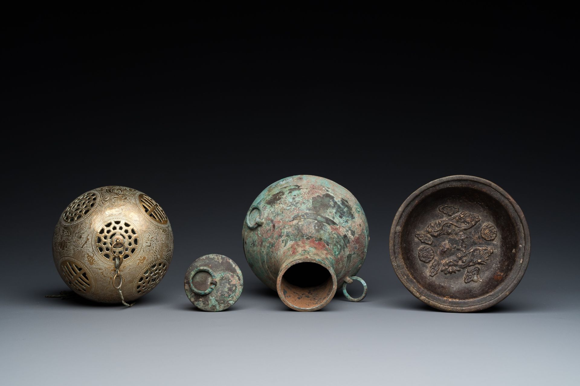 A varied collection of Chinese and Tibetan bronze, brass and wood objects, 19/20th C. - Bild 12 aus 13