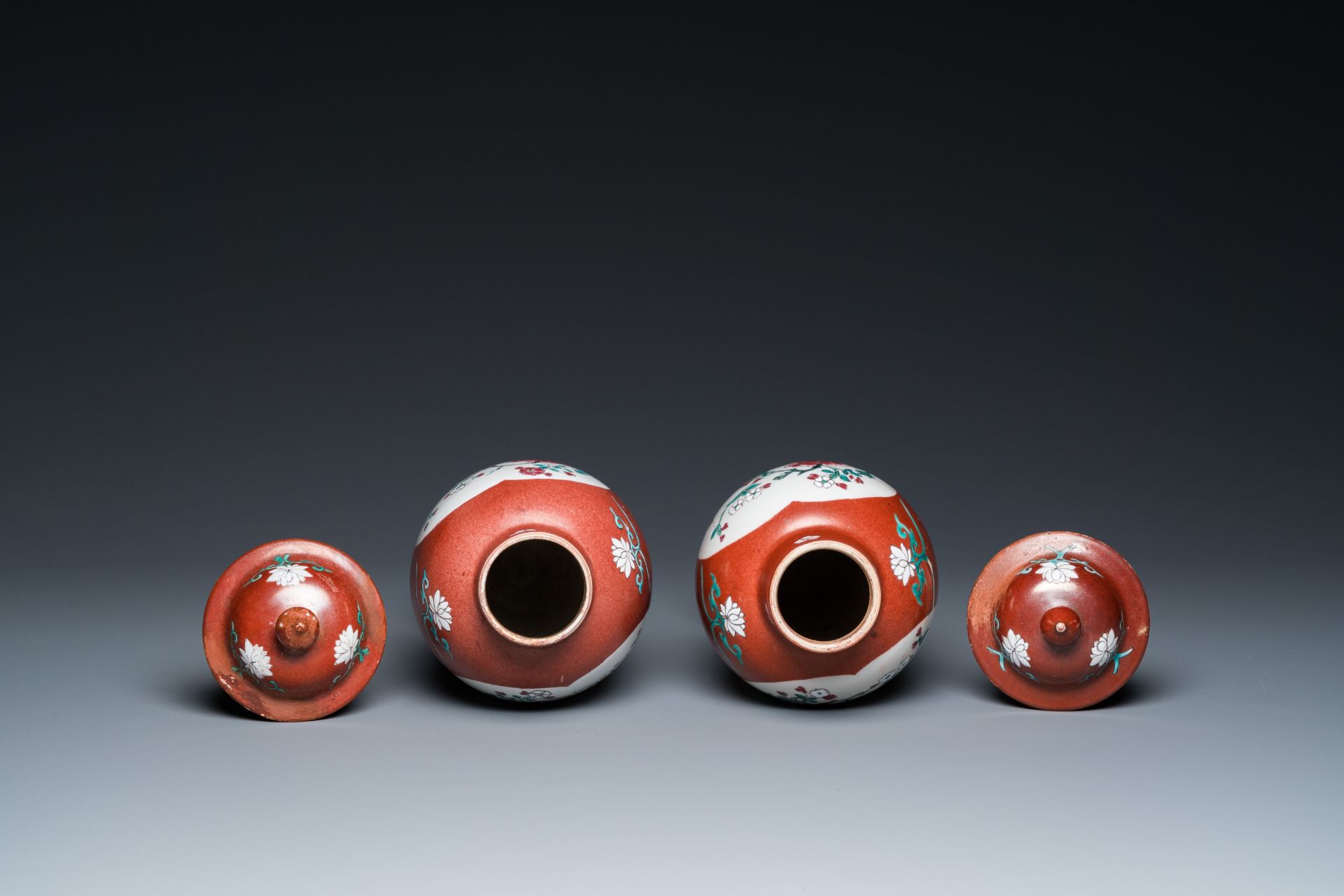 A pair of Chinese famille rose ruby-ground vases and covers, Yongzheng/Qianlong - Bild 5 aus 6