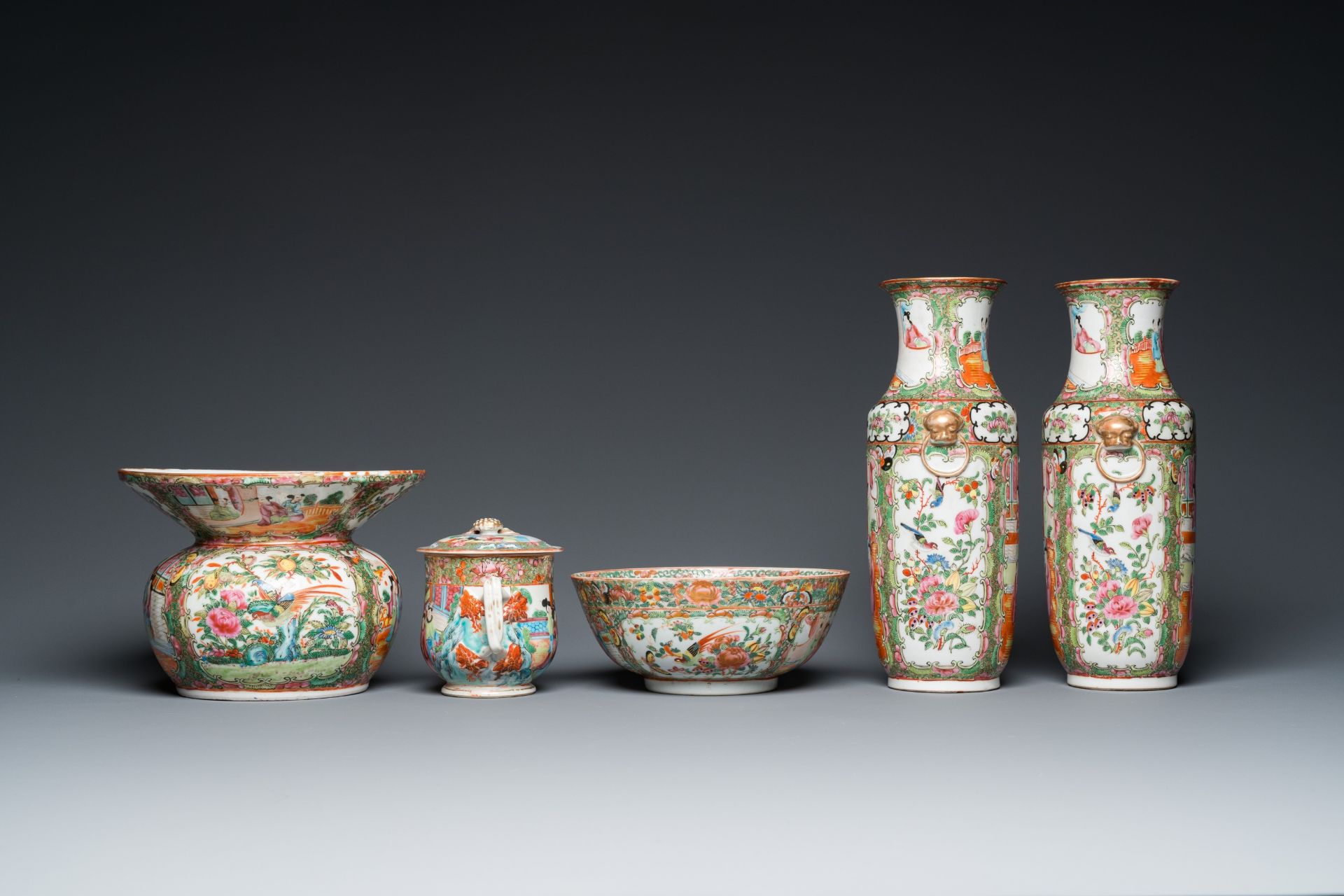 An extensive collection of Chinese Canton famille rose porcelain, 19th C. - Image 11 of 13