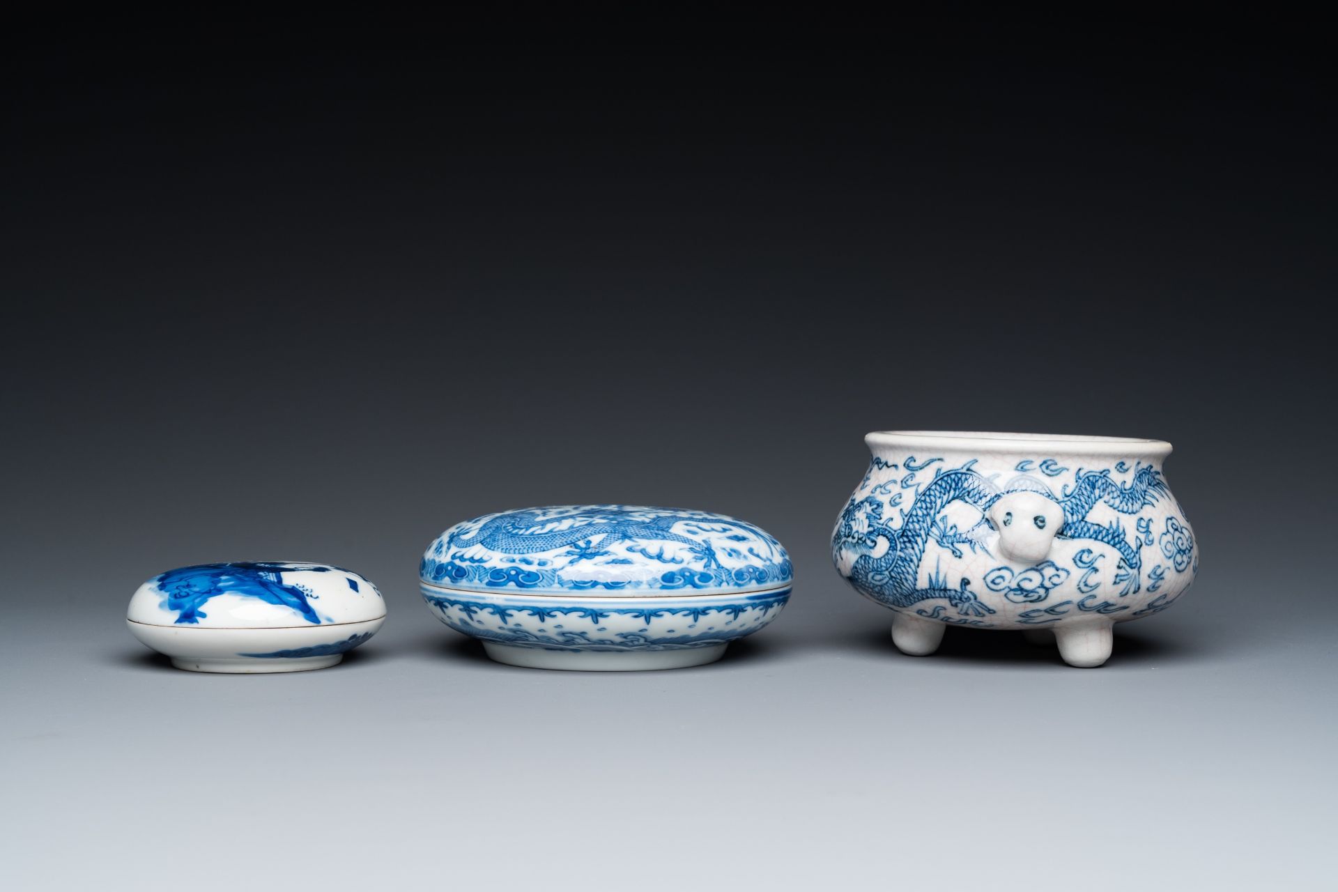 Two Chinese blue and white seal paste boxes and a tripod censer, 19/20th C. - Bild 3 aus 7