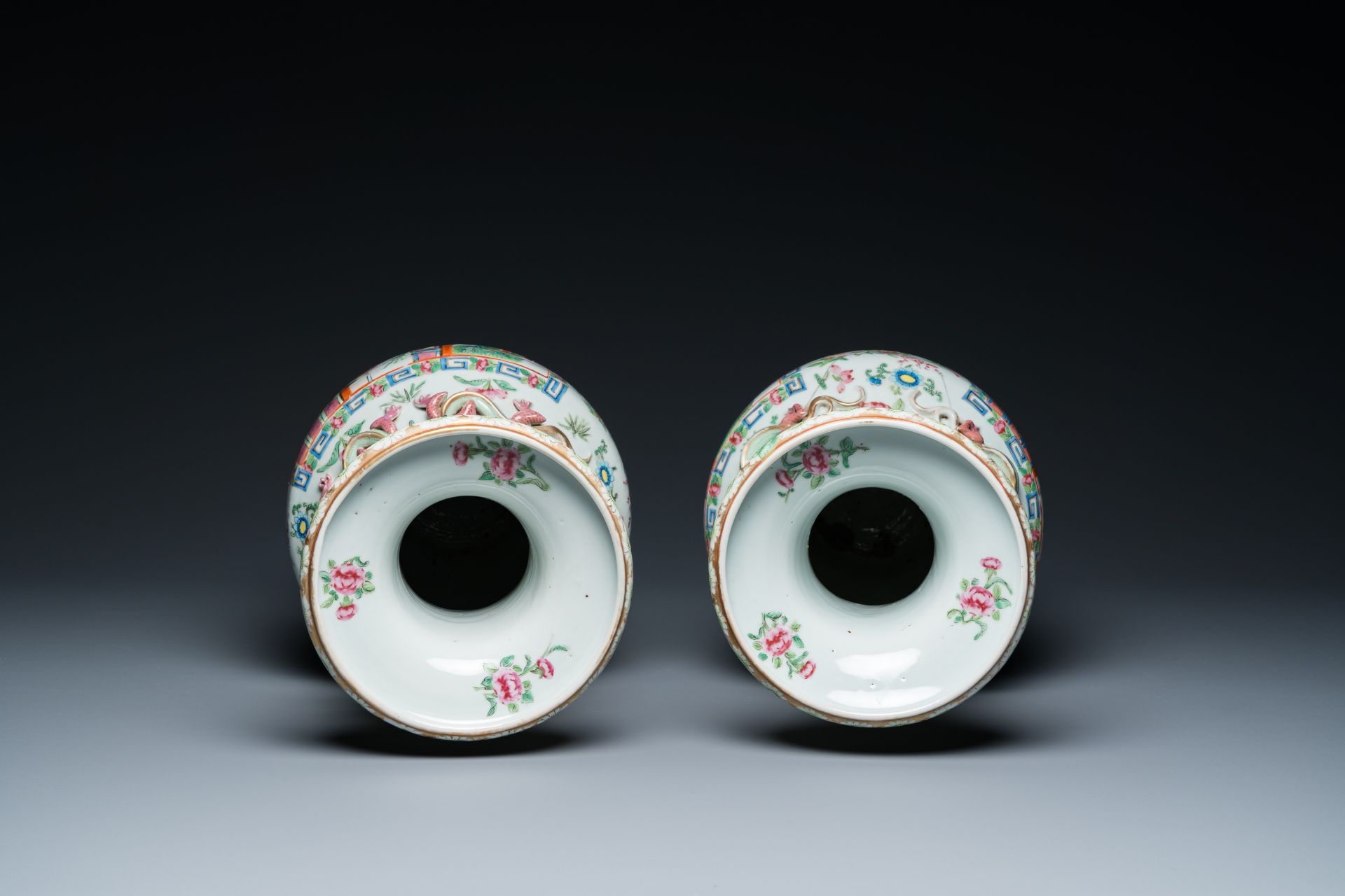 A pair of Chinese Canton famille rose vases with duck-shaped handles, 19th C. - Image 6 of 7