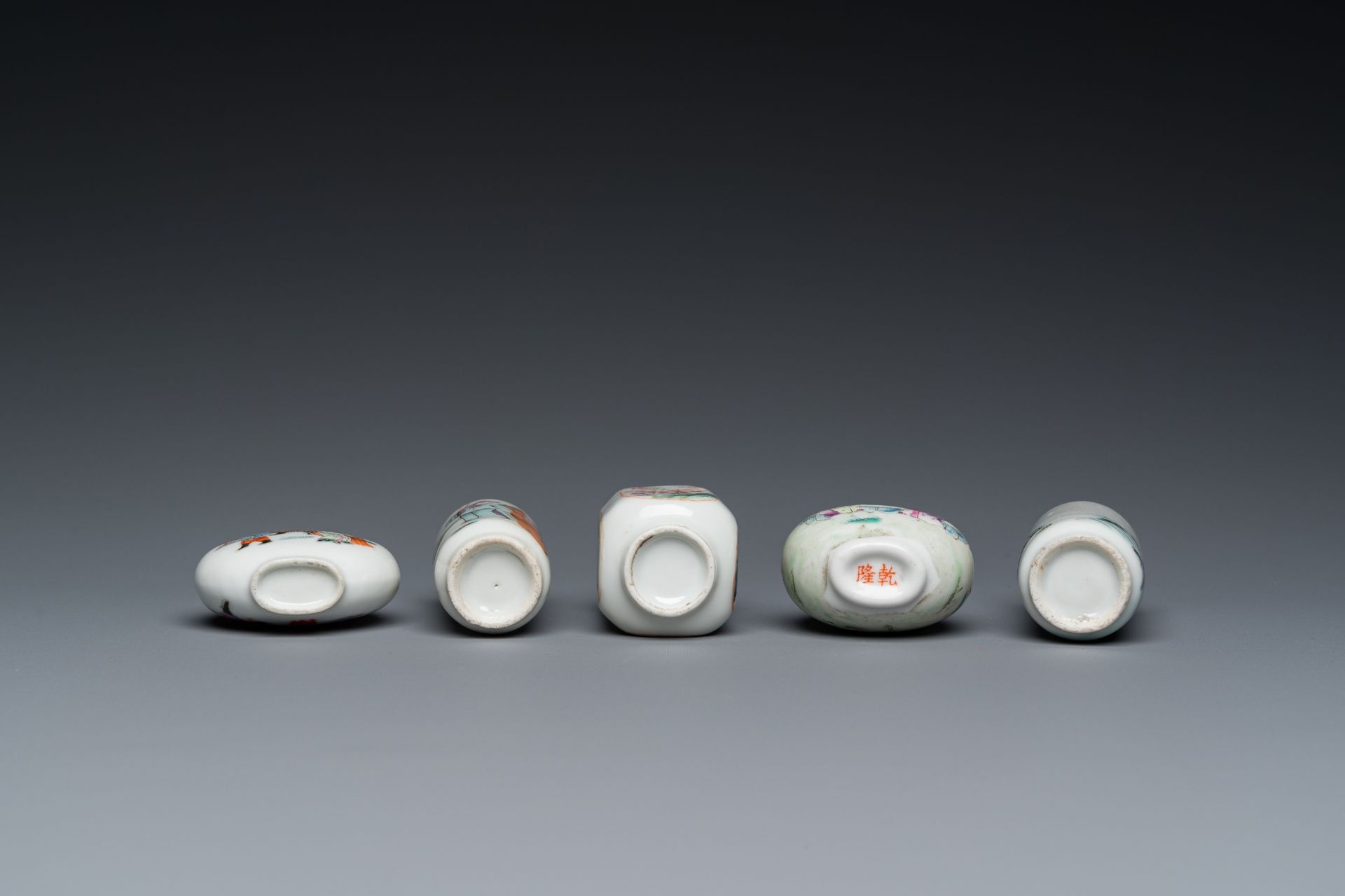 Five Chinese famille rose snuff bottles, 19/20th C. - Image 7 of 7