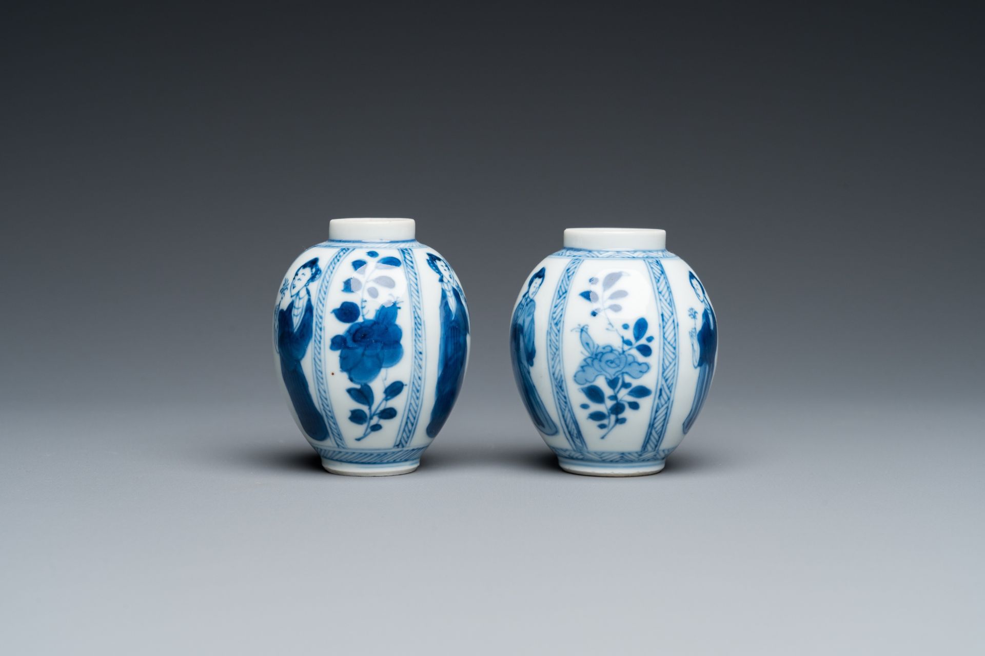 A pair of Chinese blue and white small vases with ladies, Kangxi - Bild 4 aus 6