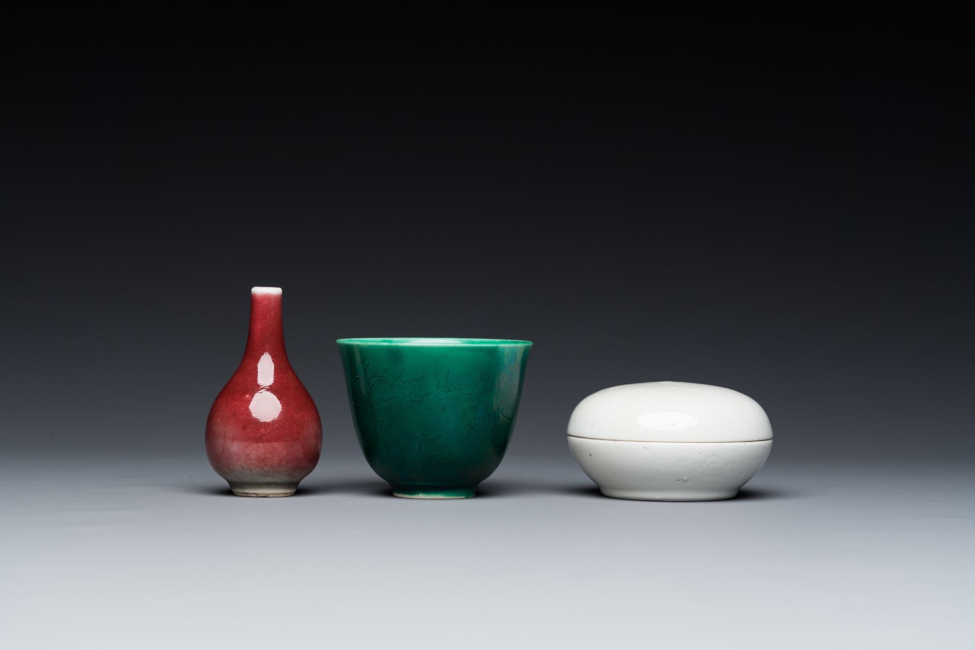 A Chinese monochrome copper-red vase, a green anhua 'dragon' cup and a white-glazed box and cover, 1 - Image 6 of 8