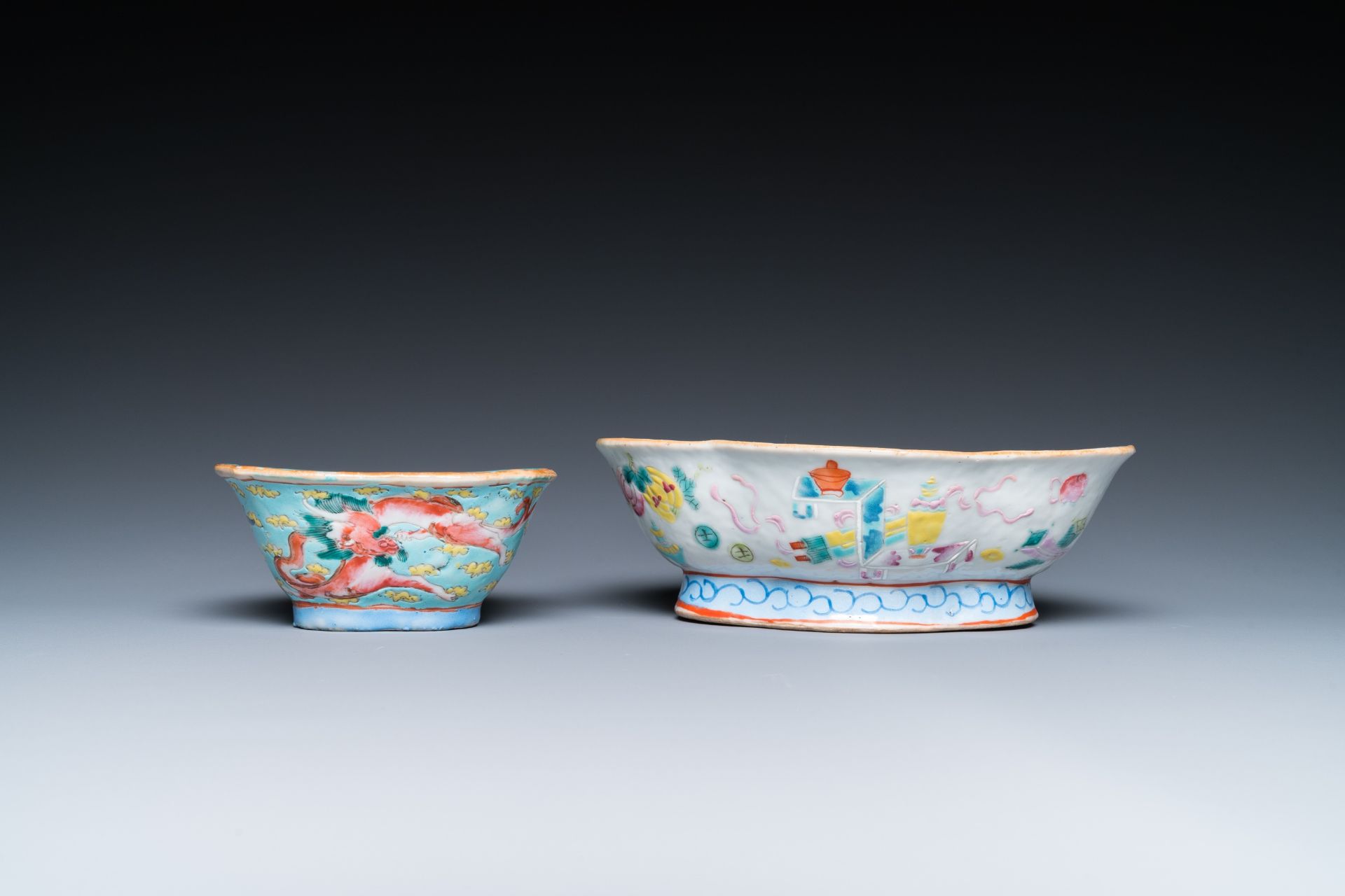 A varied collection of Chinese famille rose and qianjiang cai porcelain, 19/20th C. - Bild 14 aus 19