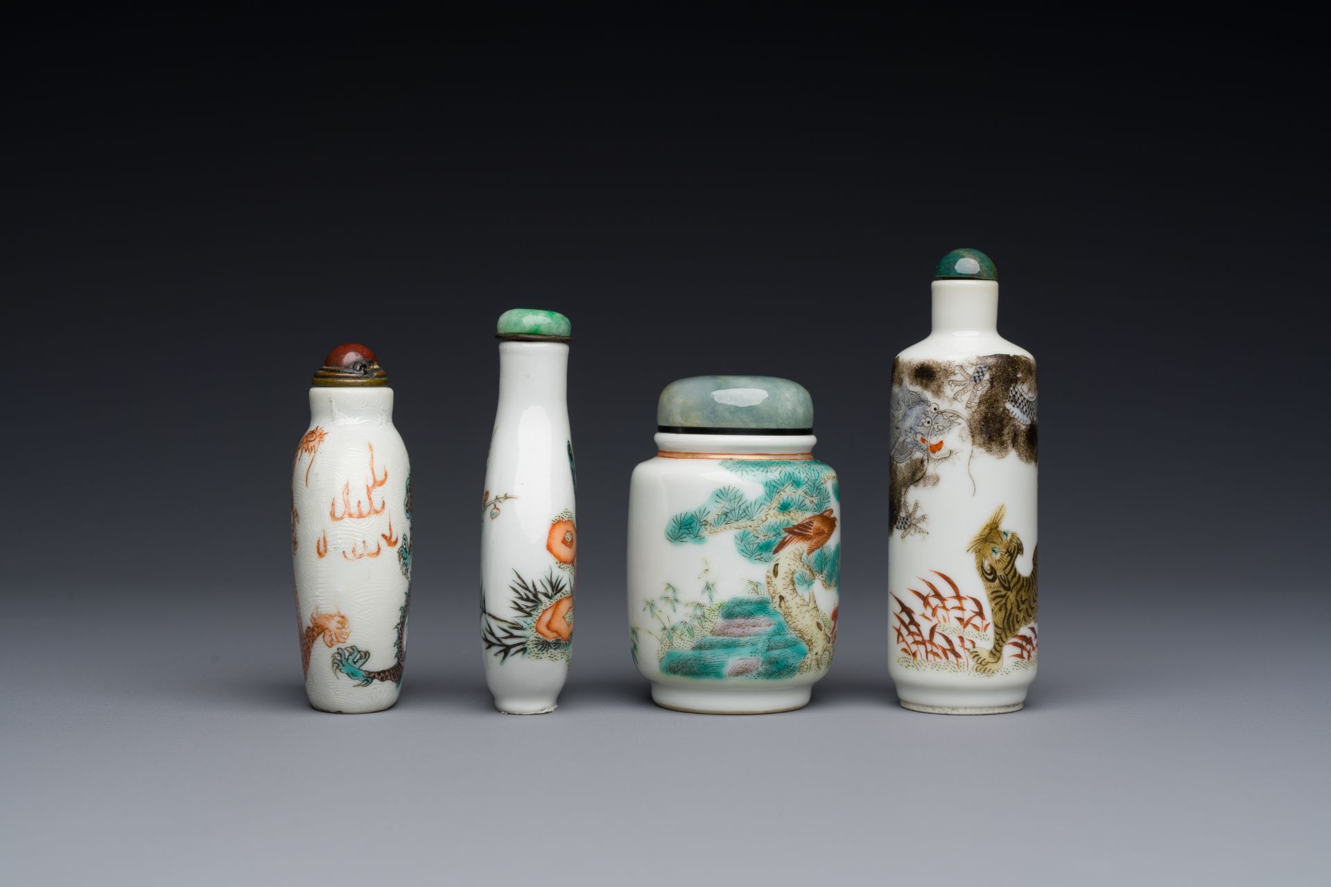 Four Chinese famille rose and verte snuff bottles, 19th C. - Image 4 of 7