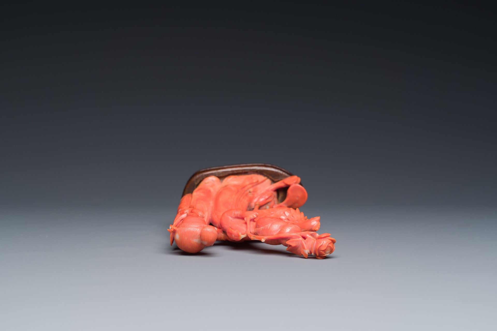 A Chinese red coral group of two ladies and a phoenix, 19/20th C. - Image 6 of 7