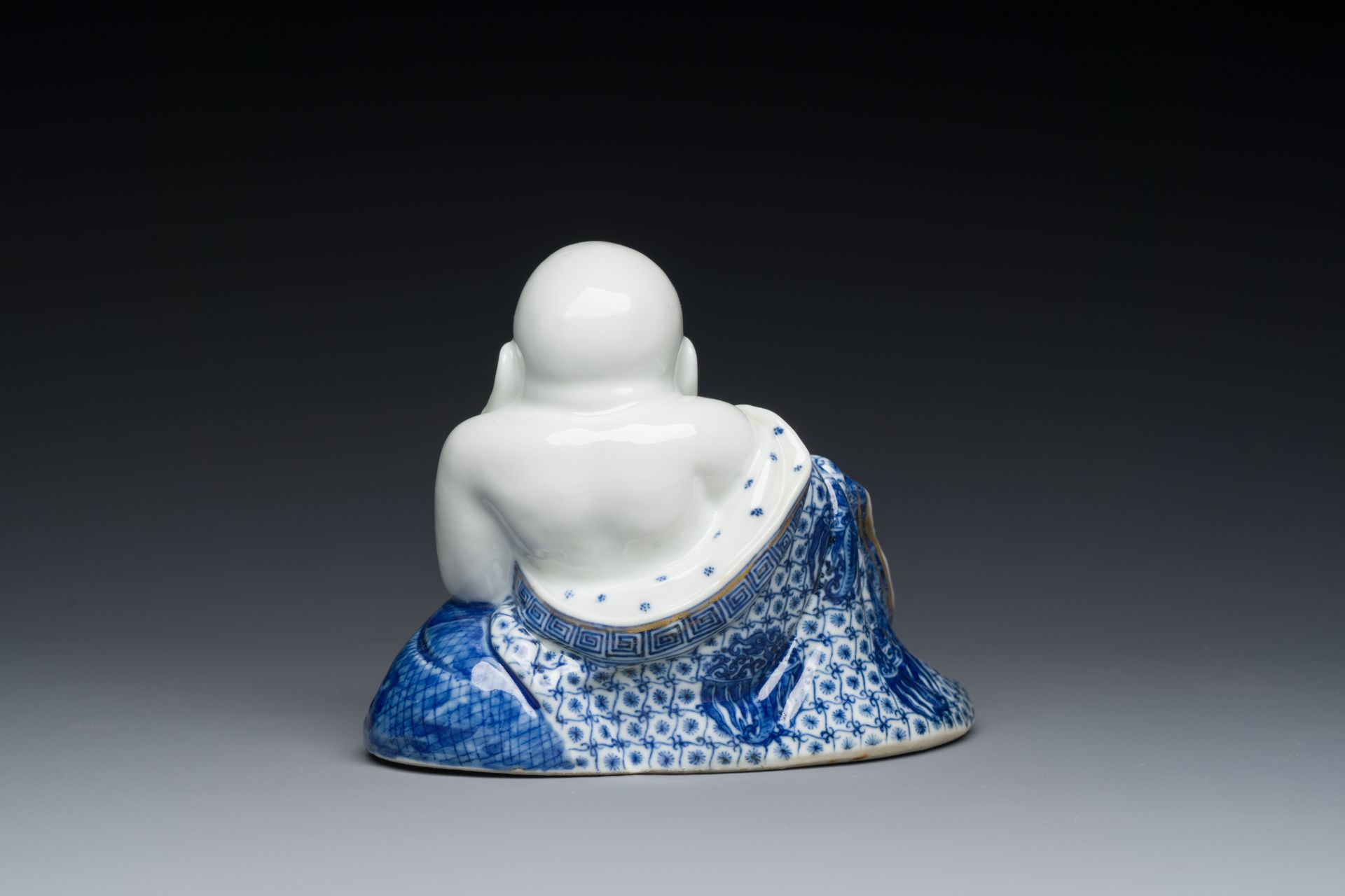 A Chinese blue and white seated Buddha, You Lin Ji Zao 游林記造 mark, Republic - Image 5 of 8