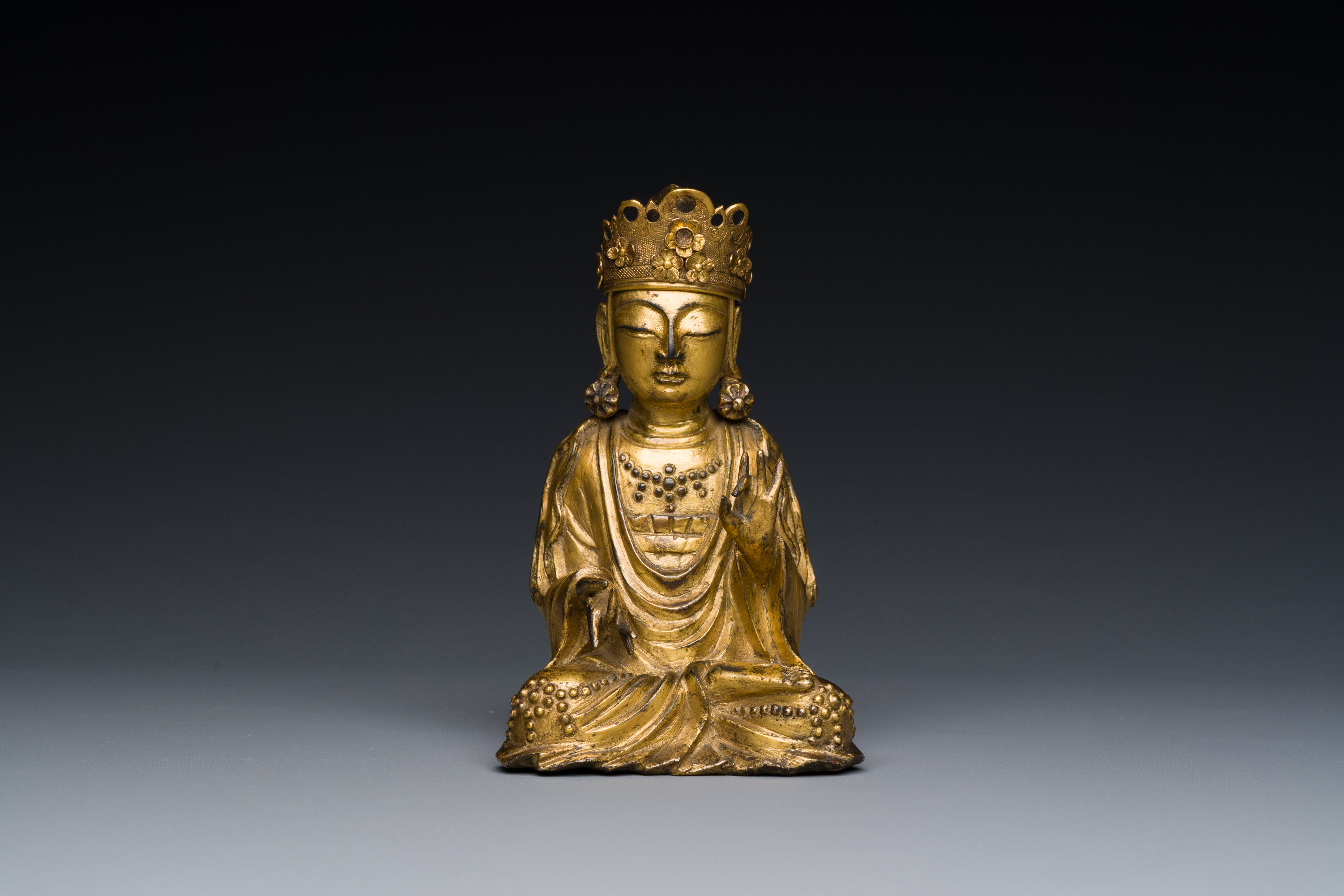 A Korean gilt bronze sculpture of Guanyin, 17th C. - Image 2 of 7