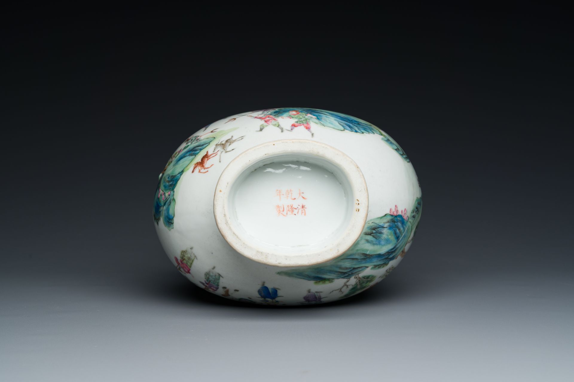 A fine Chinese famille rose 'hu' vase with ruyi handles, 19th C. - Image 6 of 6