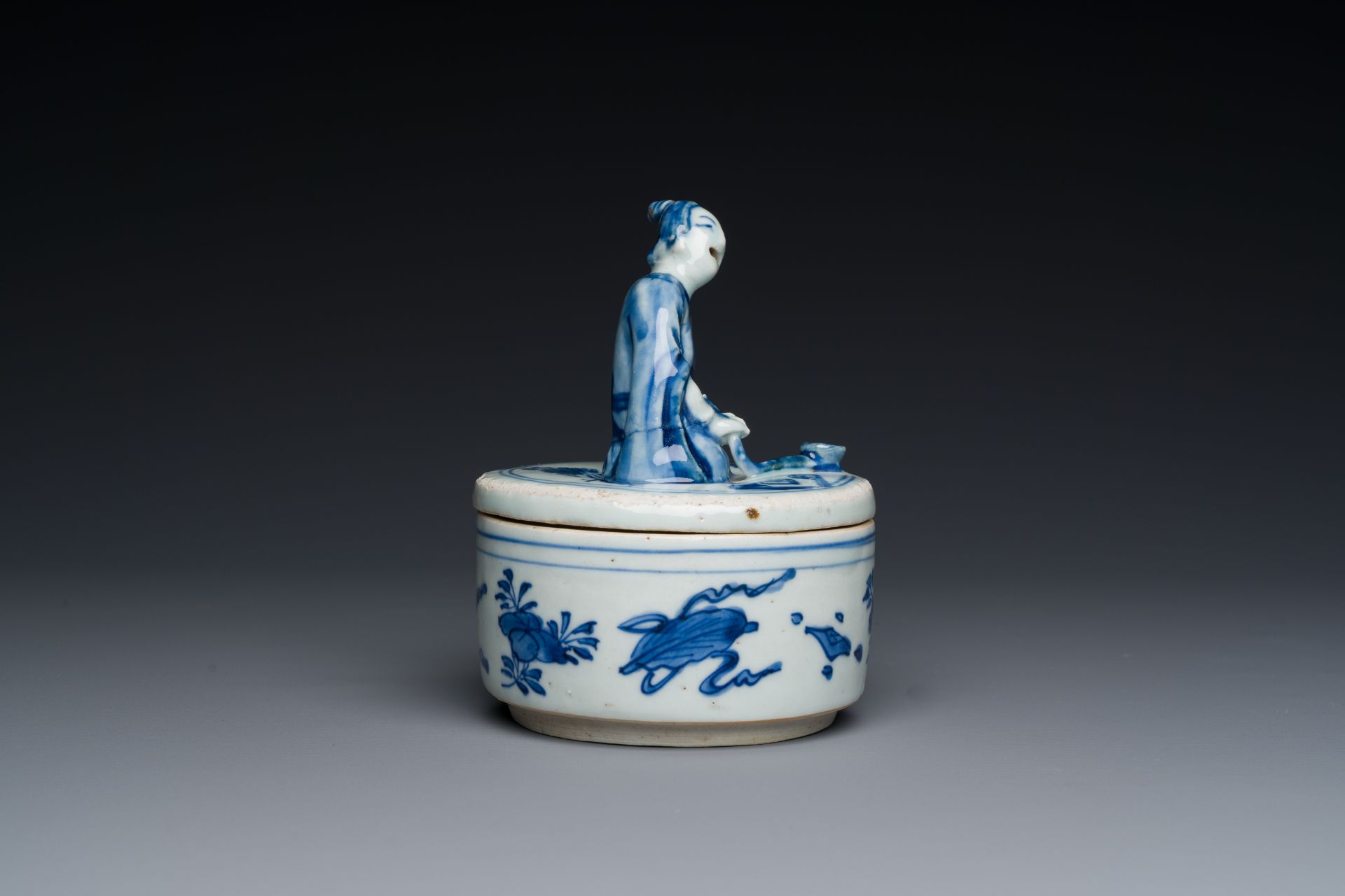 A Chinese blue and white ko-sometsuke incense burner for the Japanese market with a pipe smoker on t - Image 5 of 7