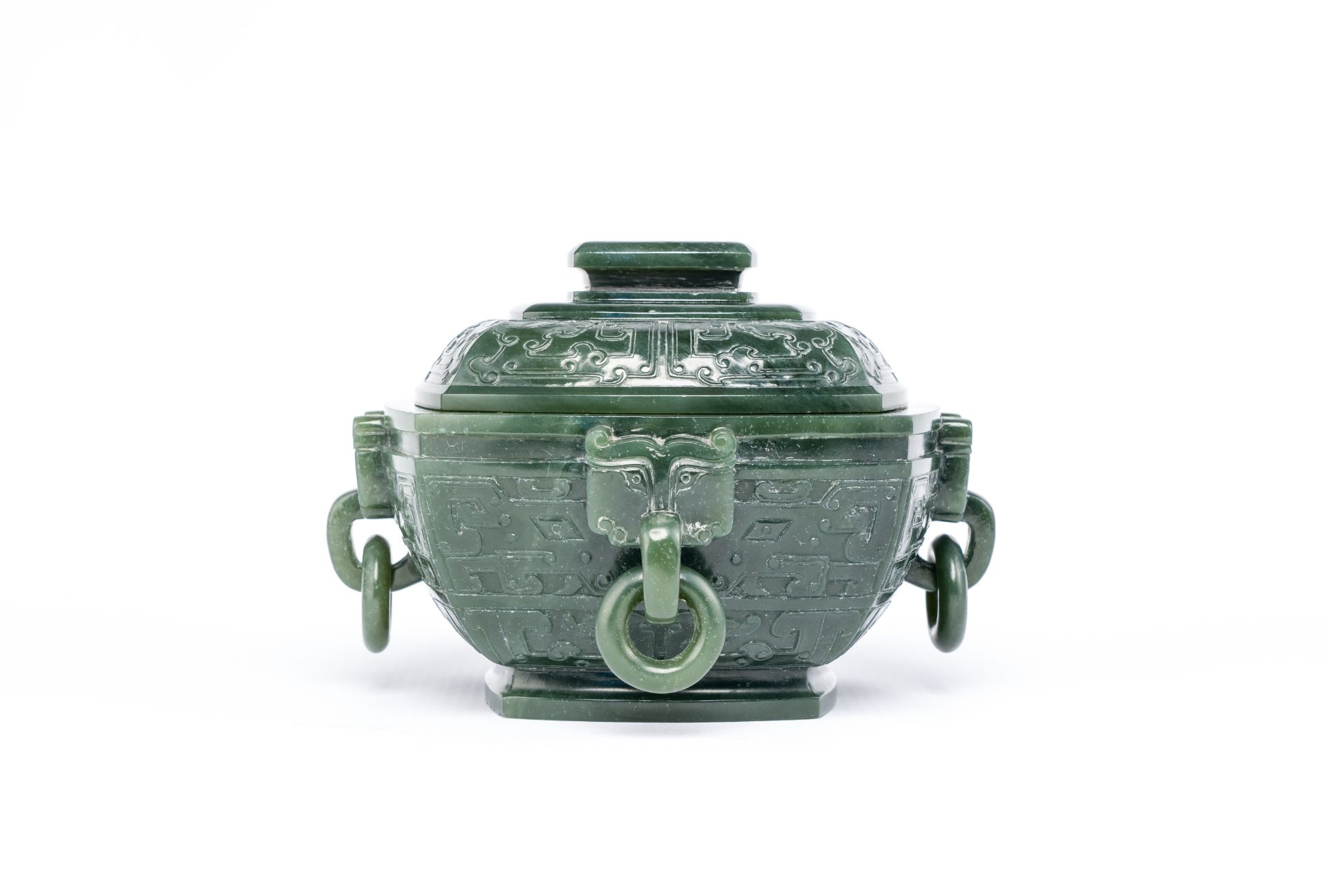 A Chinese spinach jade ritual food vessel and cover, 'Fu ç° ', 18/19th C. - Image 2 of 7