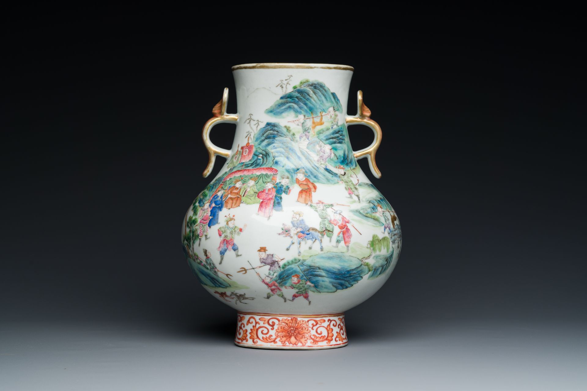 A fine Chinese famille rose 'hu' vase with ruyi handles, 19th C. - Image 3 of 6