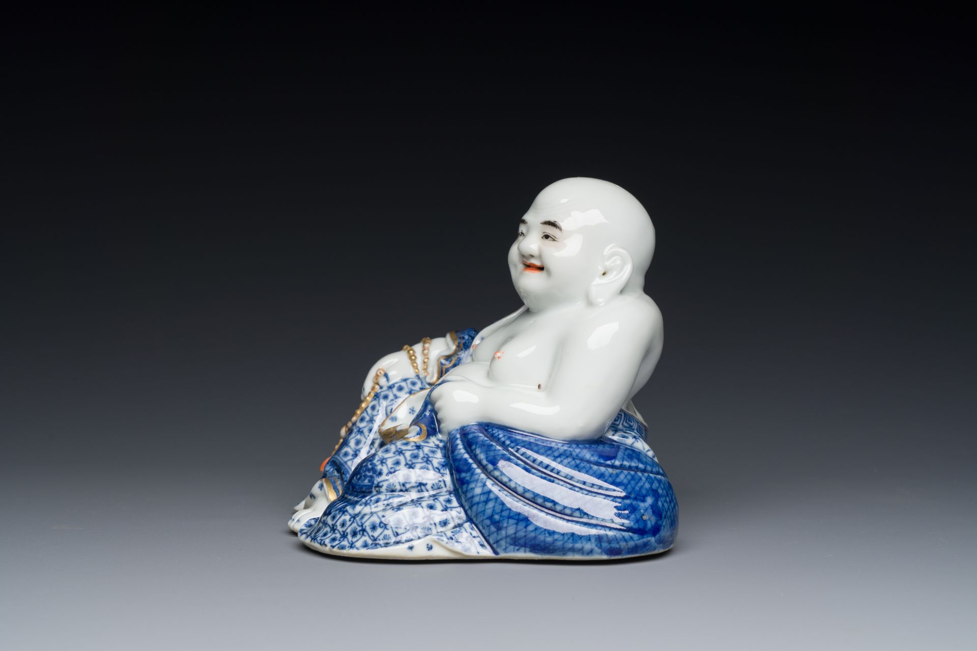 A Chinese blue and white seated Buddha, You Lin Ji Zao 游林記造 mark, Republic - Image 4 of 8