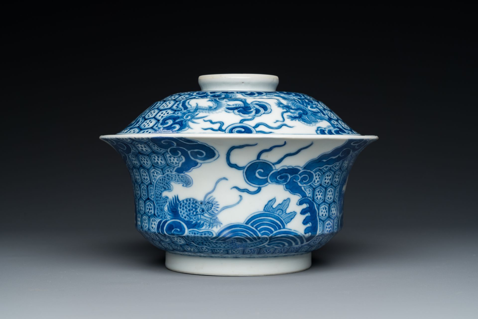 A Chinese blue and white 'Bleu de Hue' bowl and cover for the Vietnamese market, dragon mark for the - Image 2 of 8
