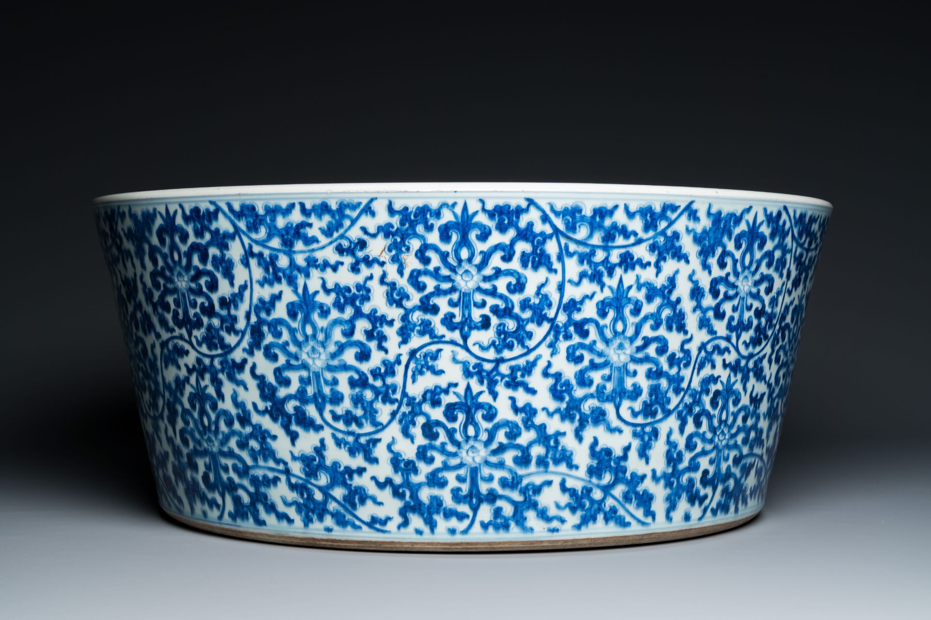 An exceptionally large Chinese blue and white basin with floral scrolls, Kangxi - Image 5 of 7